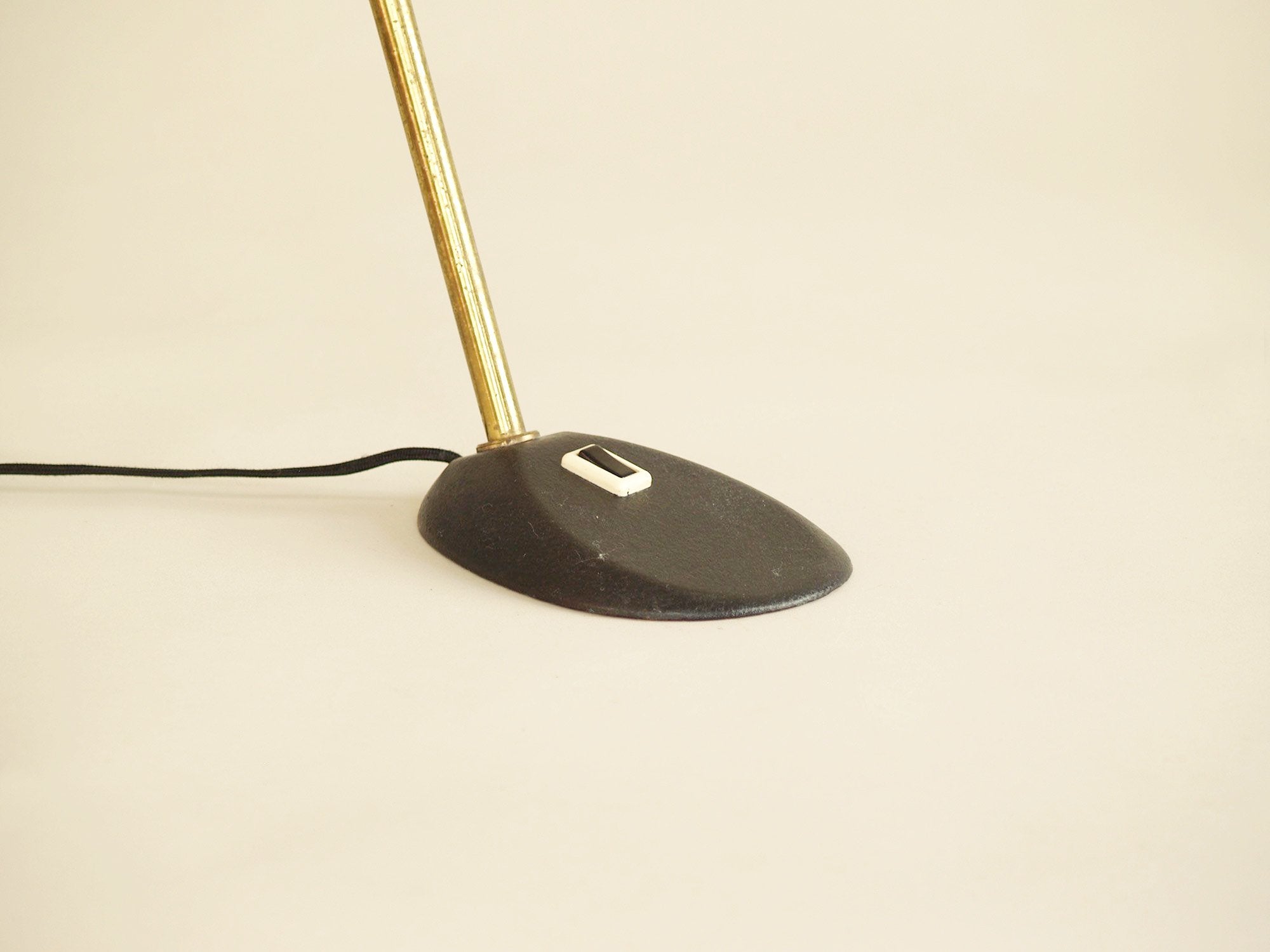Lampe de table moderniste par Szarvasi, Hongrie (vers 1960)..Modernist Szarvasi Lamp, Hungary (circa 1960)