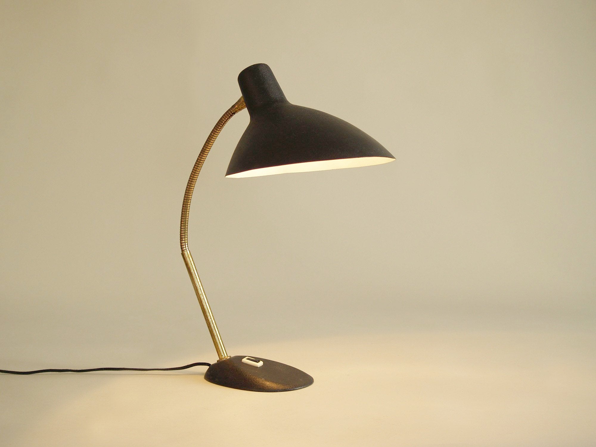 Lampe de table moderniste par Szarvasi, Hongrie (vers 1960)..Modernist Szarvasi Lamp, Hungary (circa 1960)