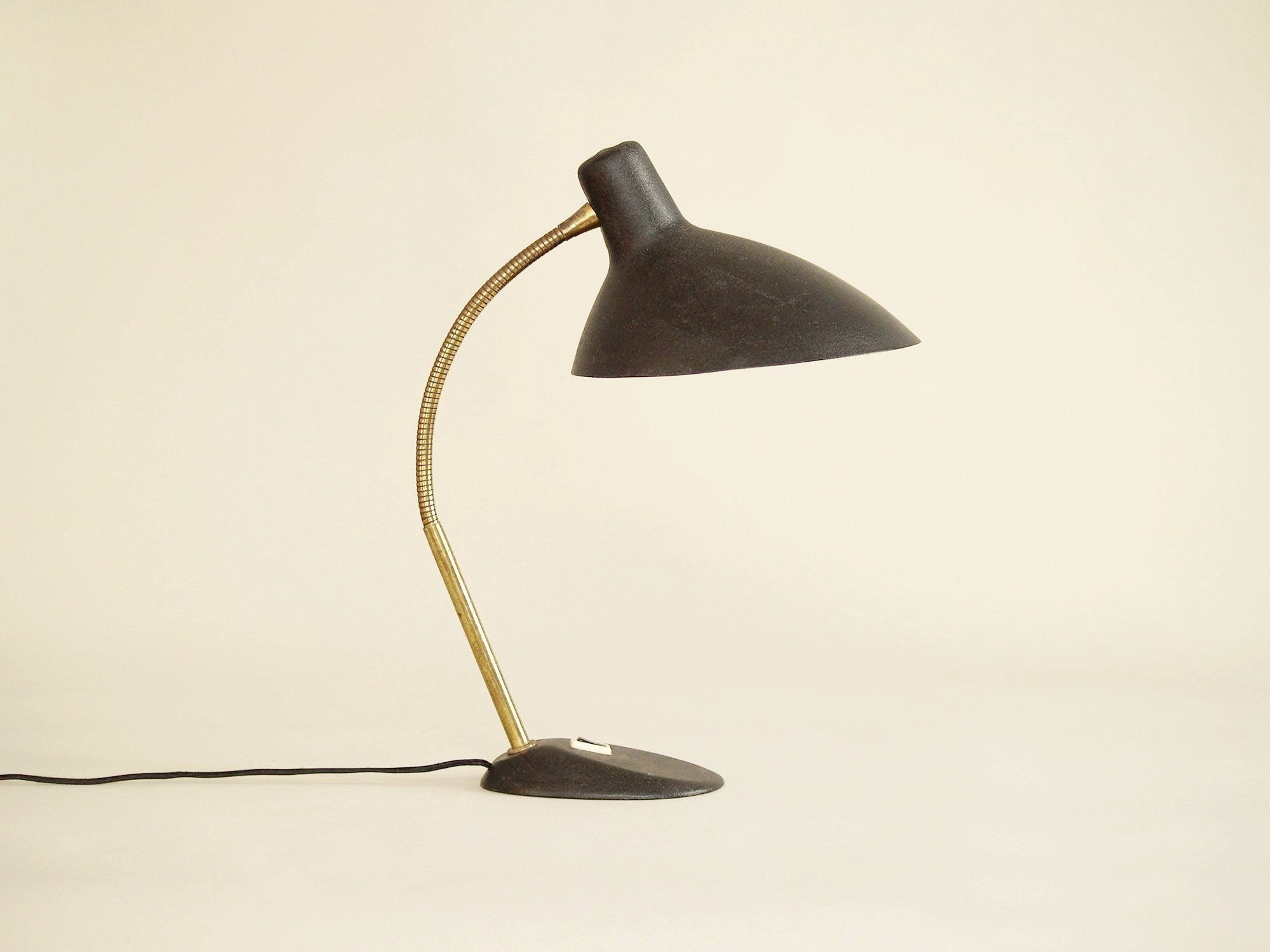 Lampe de table moderniste par Szarvasi, Hongrie (vers 1960)..Modernist Szarvasi Lamp, Hungary (circa 1960)