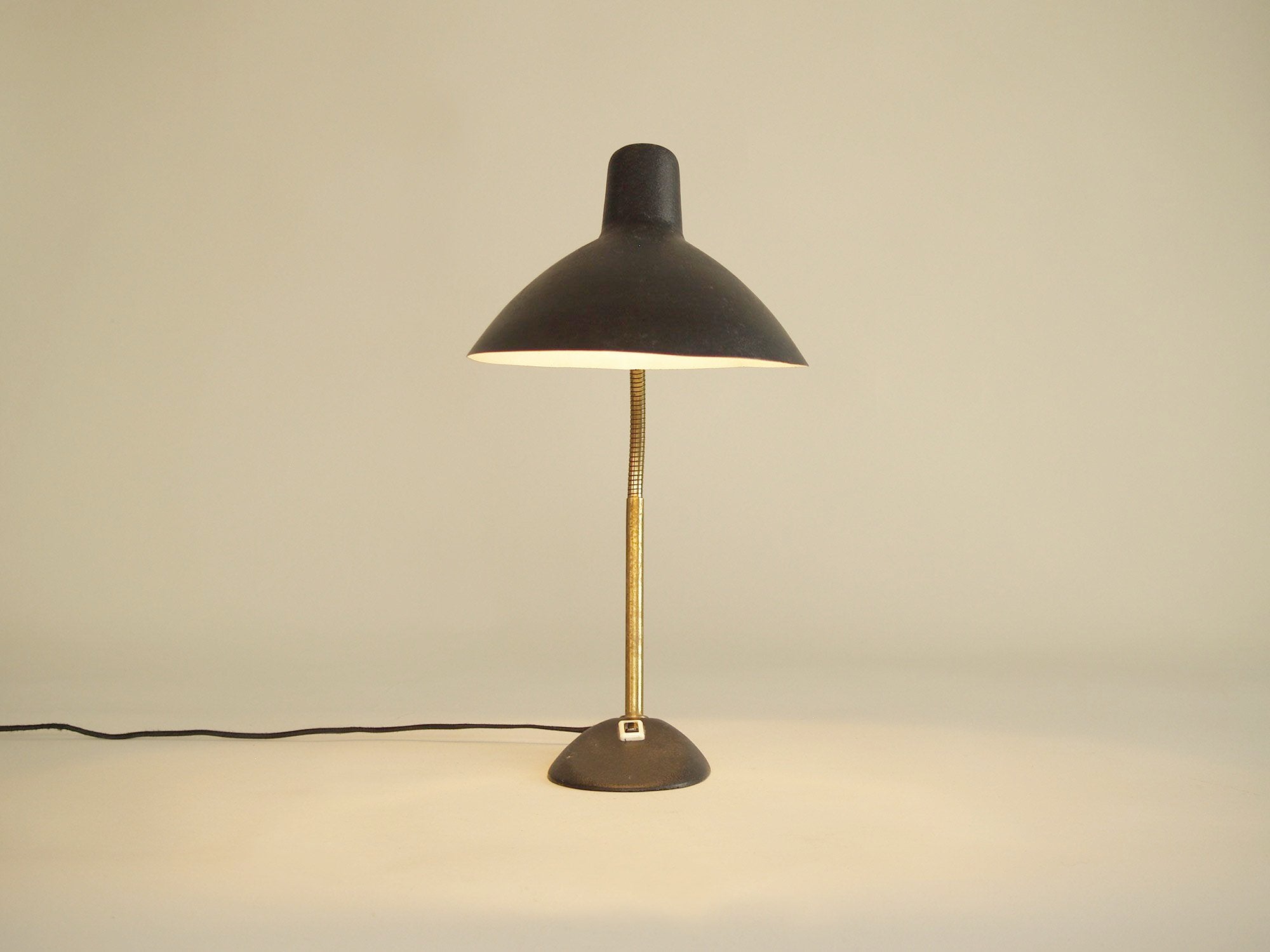 Lampe de table moderniste par Szarvasi, Hongrie (vers 1960)..Modernist Szarvasi Lamp, Hungary (circa 1960)