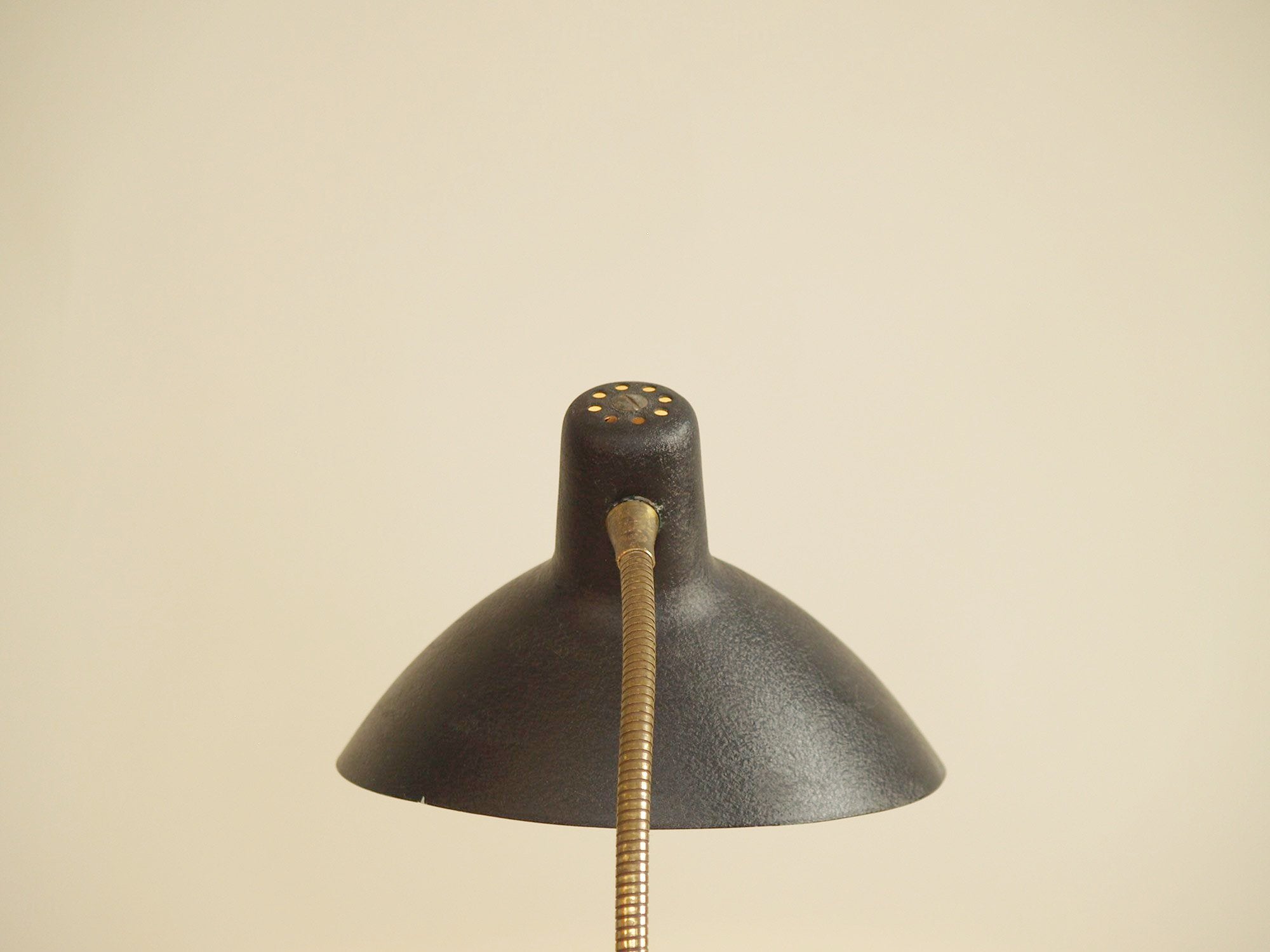 Lampe de table moderniste par Szarvasi, Hongrie (vers 1960)..Modernist Szarvasi Lamp, Hungary (circa 1960)