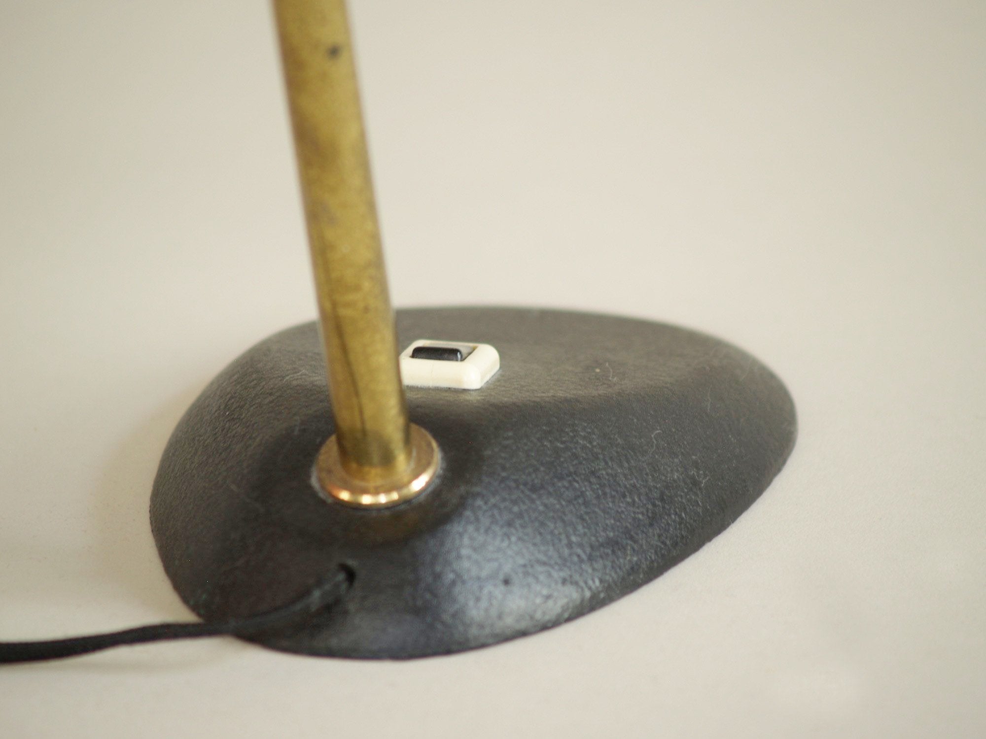 Lampe de table moderniste par Szarvasi, Hongrie (vers 1960)..Modernist Szarvasi Lamp, Hungary (circa 1960)