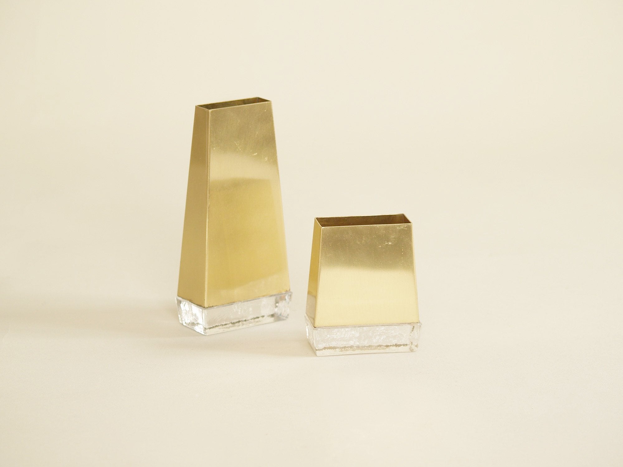 Ensemble de vases pyramidaux de Rolf Grenov & Ystad Metall, Suède (1966)..Set of Pyramidal vases by Rolf Grenov & Ystad Metall, Sweden (1966)