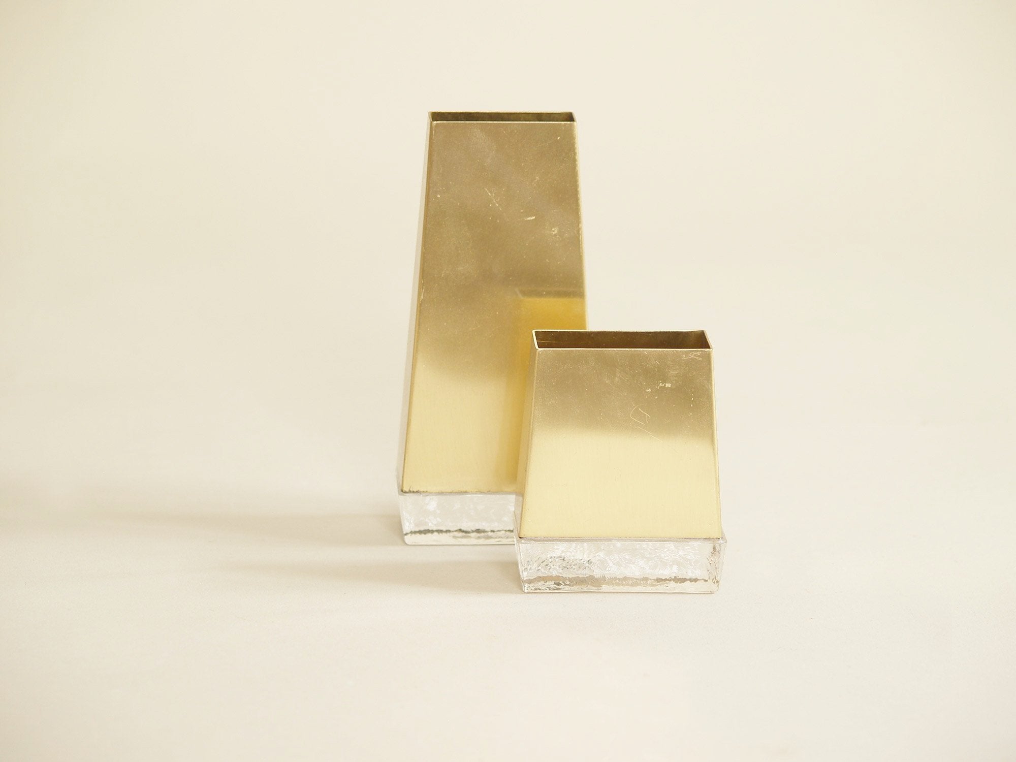 Ensemble de vases pyramidaux de Rolf Grenov & Ystad Metall, Suède (1966)..Set of Pyramidal vases by Rolf Grenov & Ystad Metall, Sweden (1966)
