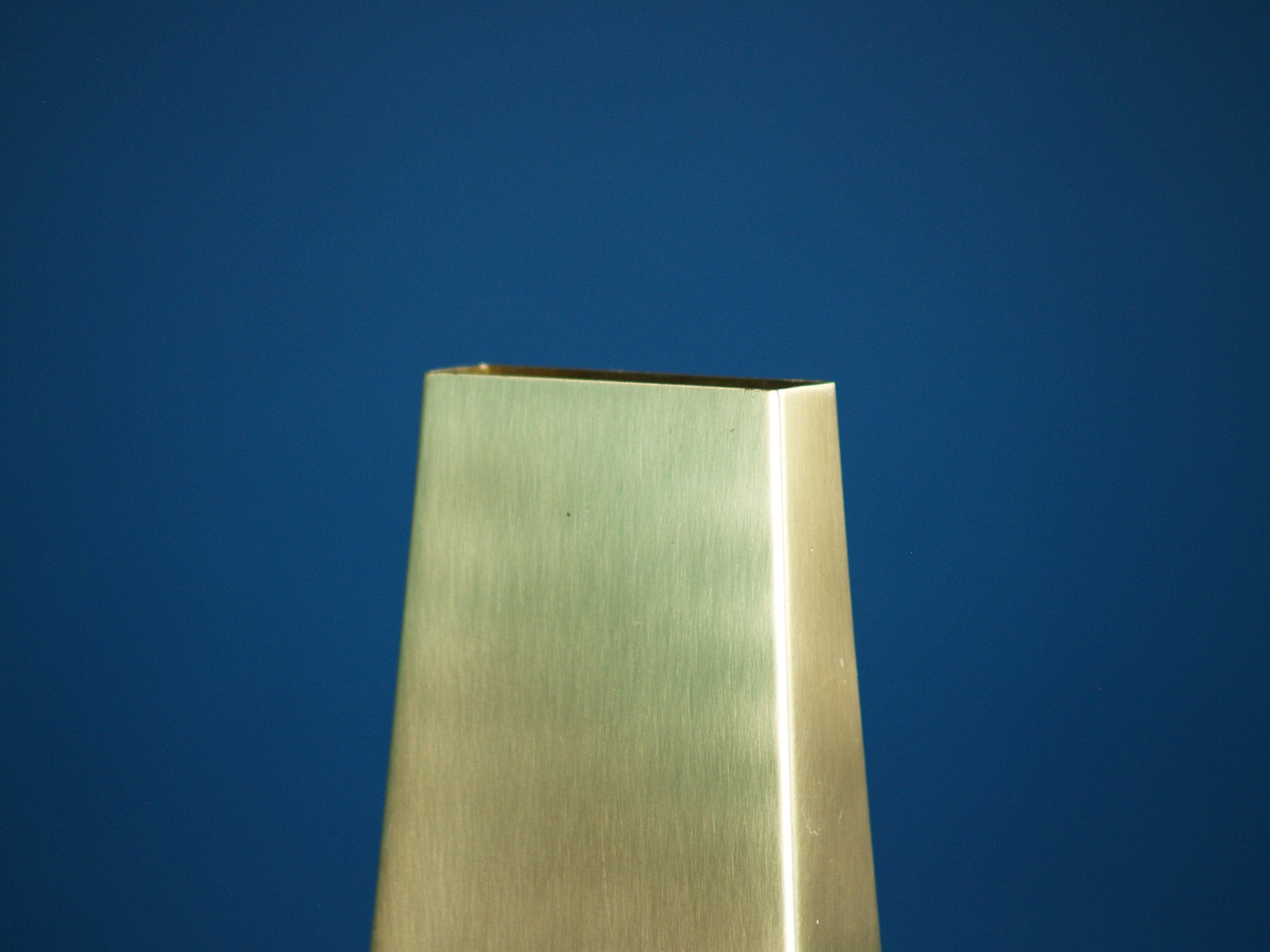 Vase pyramidal de Rolf Grenov & Ystad Metall, Suède (vers 1965)..Pyramidal vase by Rolf Grenov & Ystad Metall, Sweden (circa 1965)