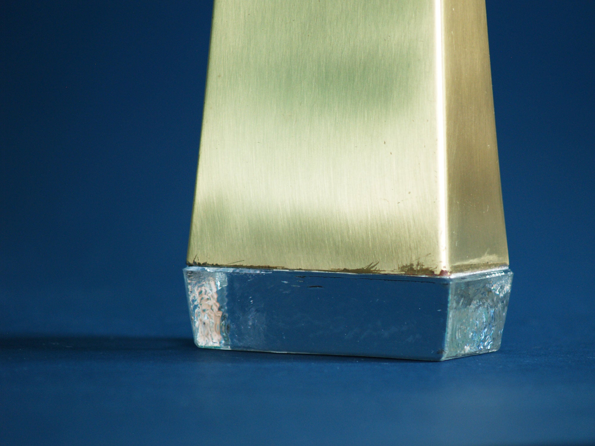 Vase pyramidal de Rolf Grenov & Ystad Metall, Suède (vers 1965)..Pyramidal vase by Rolf Grenov & Ystad Metall, Sweden (circa 1965)
