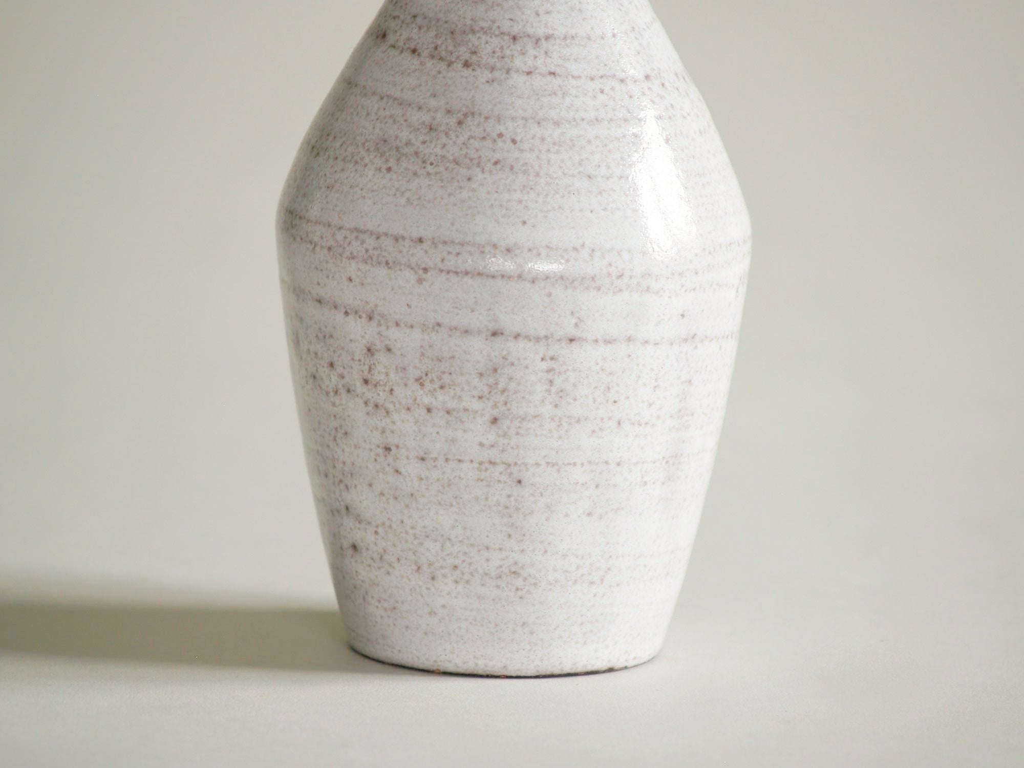 Vase bouteille par Grandjean‑Jourdan à Vallauris, France (vers 1958)..Vallauris vase by Grandjean Jourdan, France (ca. 1958)