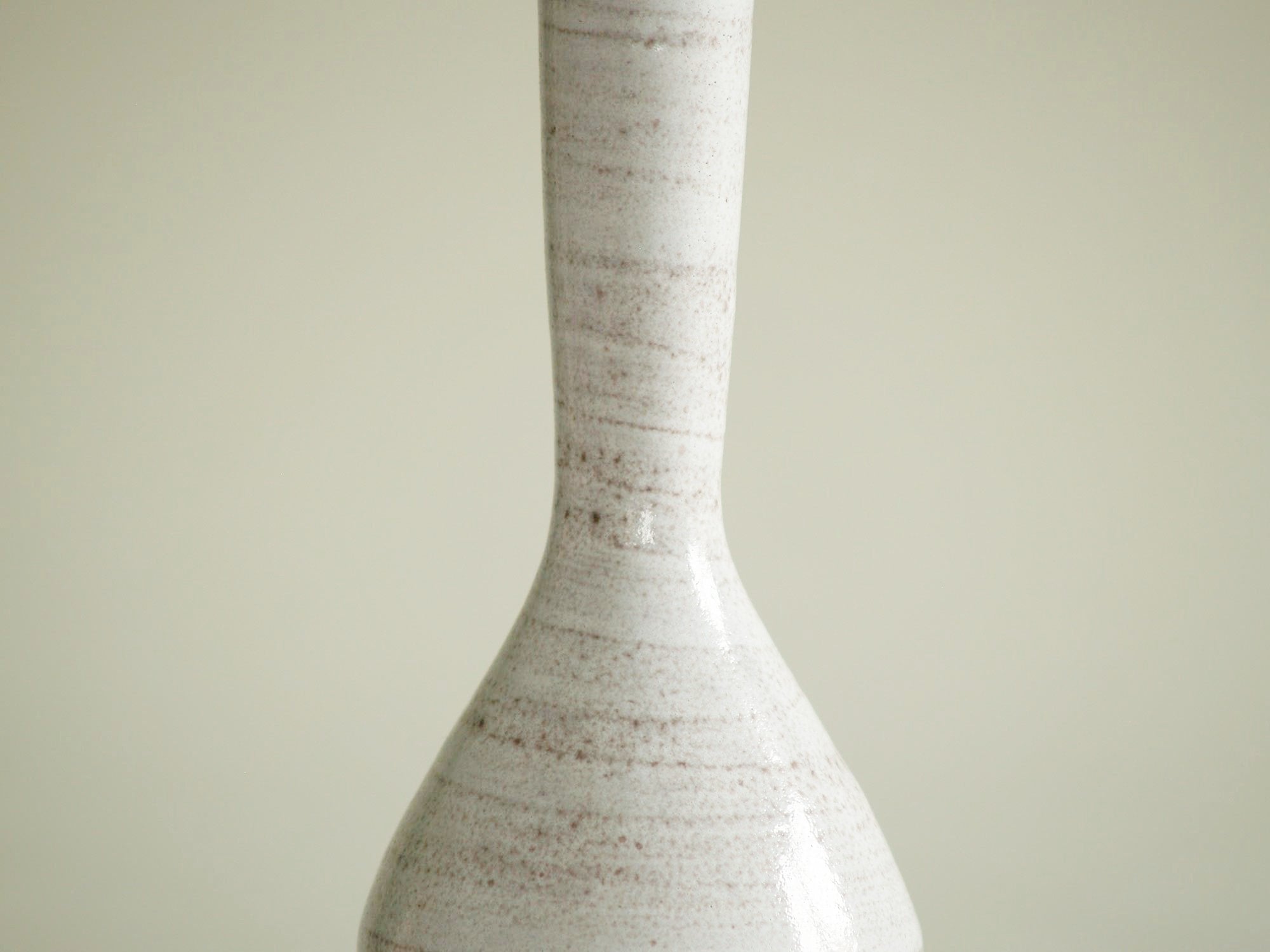 Vase bouteille par Grandjean‑Jourdan à Vallauris, France (vers 1958)..Vallauris vase by Grandjean Jourdan, France (ca. 1958)