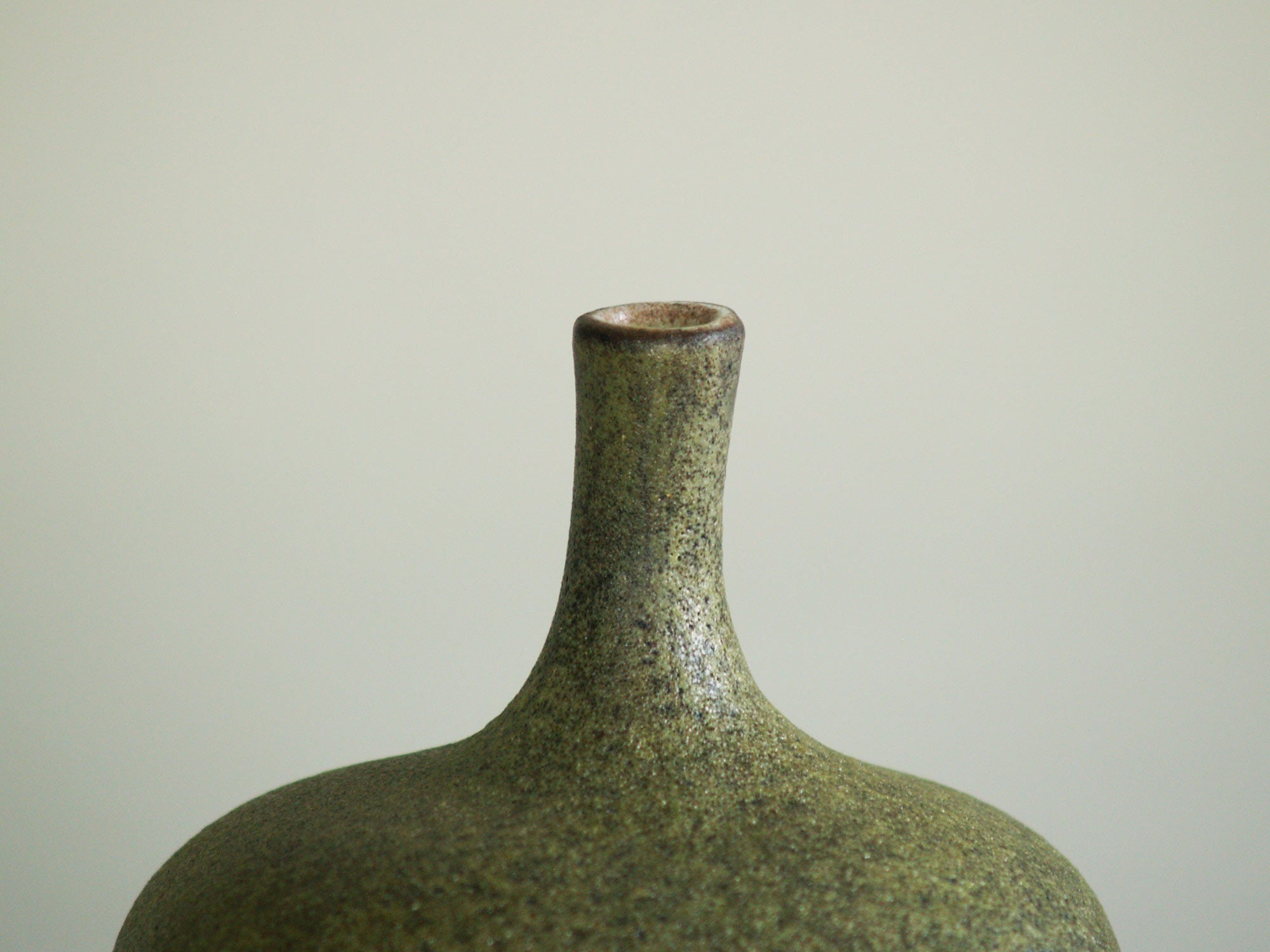 Vase boule de Jacques & Dani Ruelland, France (1960)..Vase by Jacques & Dani Ruelland, France (1960)