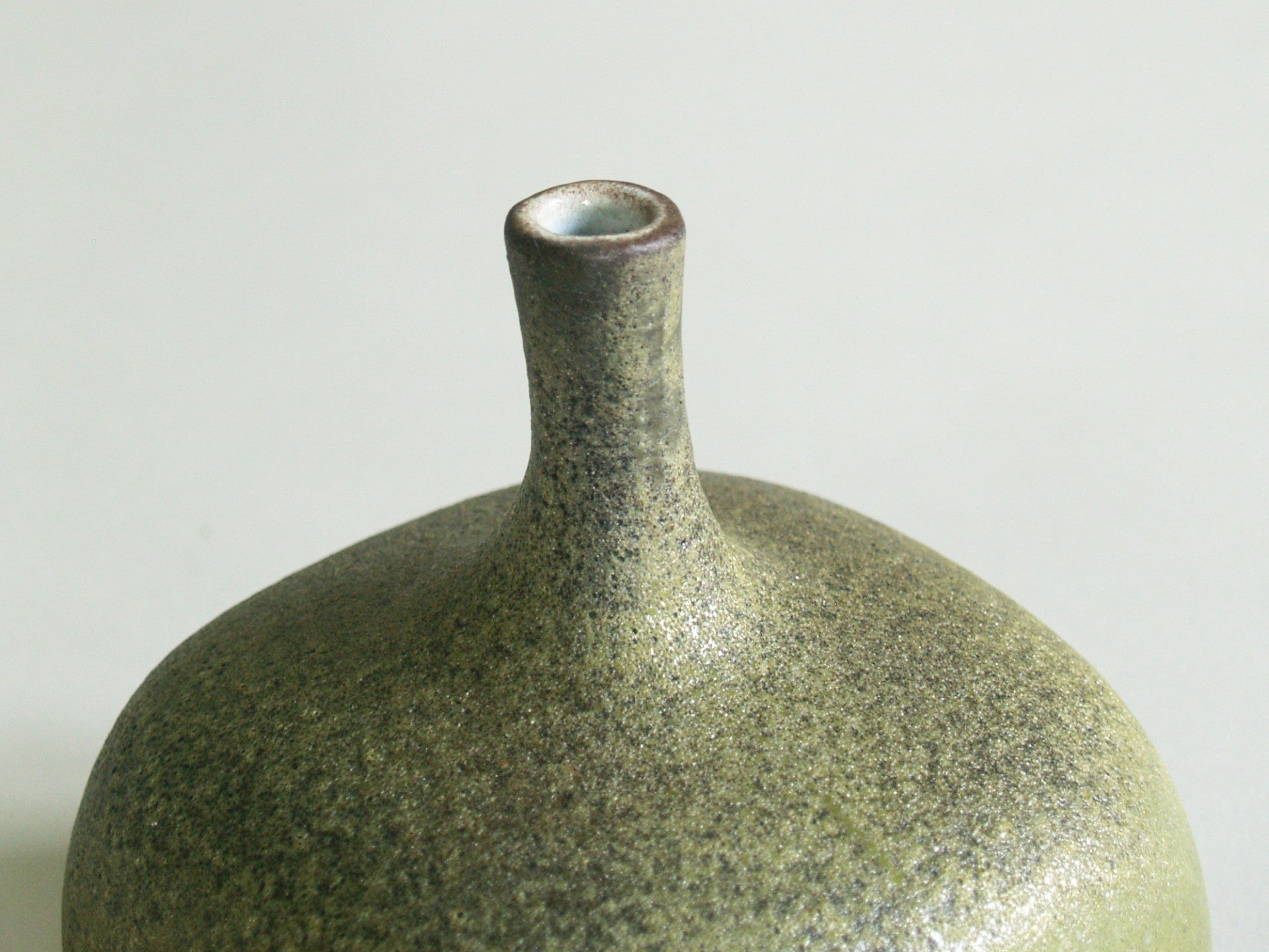 Vase boule de Jacques & Dani Ruelland, France (1960)..Vase by Jacques & Dani Ruelland, France (1960)