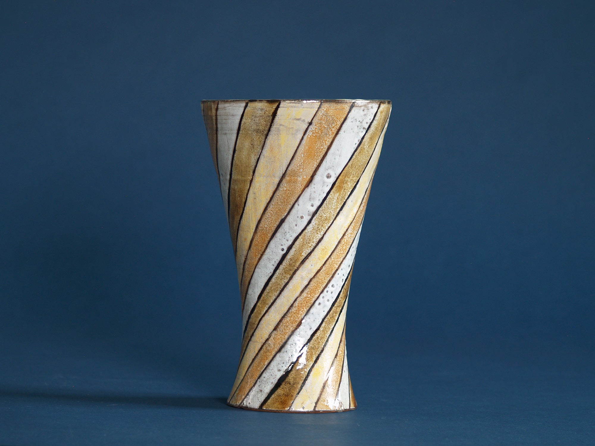 Vase diabolo de Robert Pérot, France (années 1950)..Diabolo Vase by Robert Pérot, France (circa 1950)