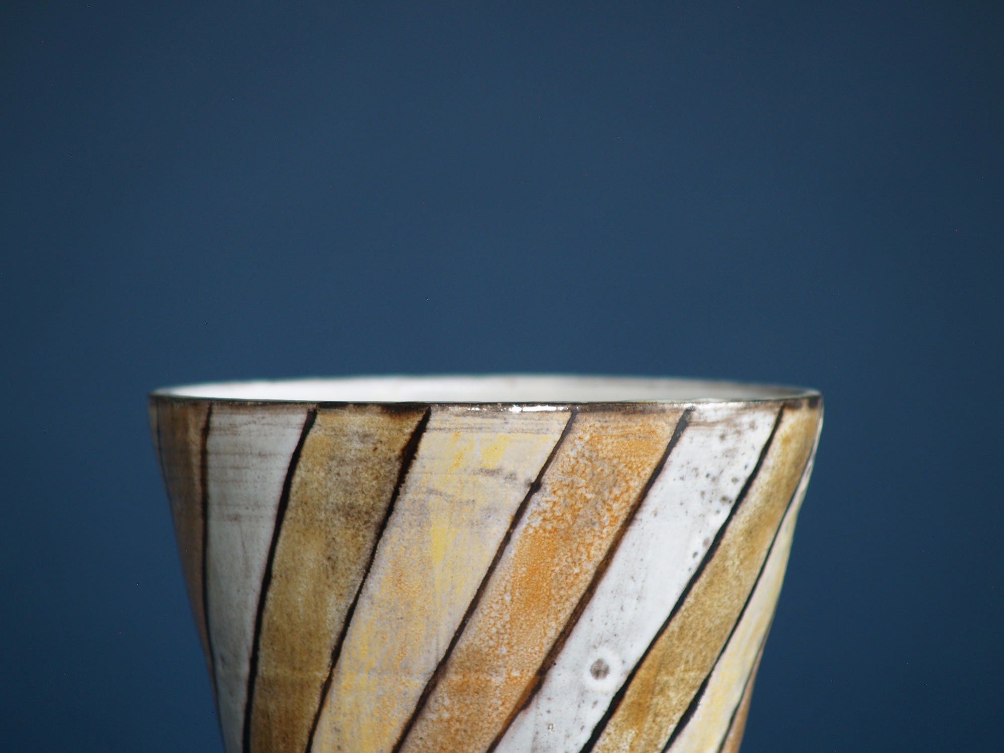 Vase diabolo de Robert Pérot, France (années 1950)..Diabolo Vase by Robert Pérot, France (circa 1950)