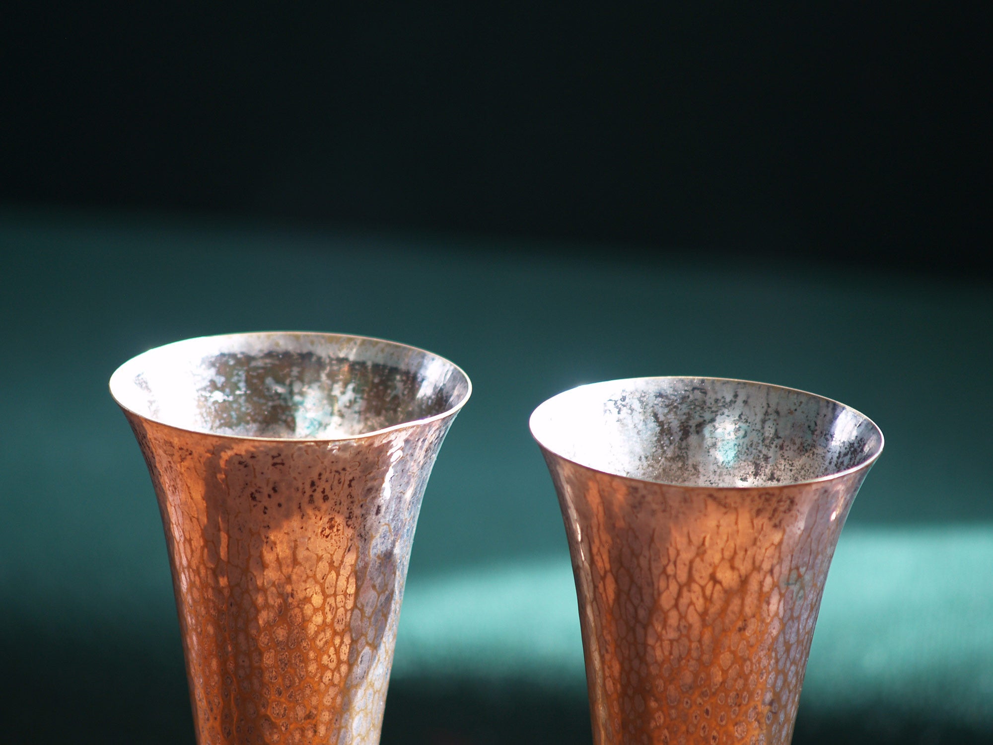 Paire de vases Richard Riemerschmid & WMF, Allemagne (vers 1930)..Pair of vases by Richard Riemerschmid & WMF, Germany (circa 1930)
