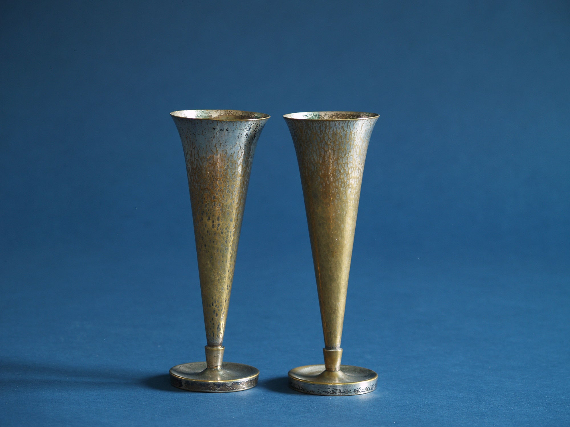 Paire de vases Richard Riemerschmid & WMF, Allemagne (vers 1930)..Pair of vases by Richard Riemerschmid & WMF, Germany (circa 1930)
