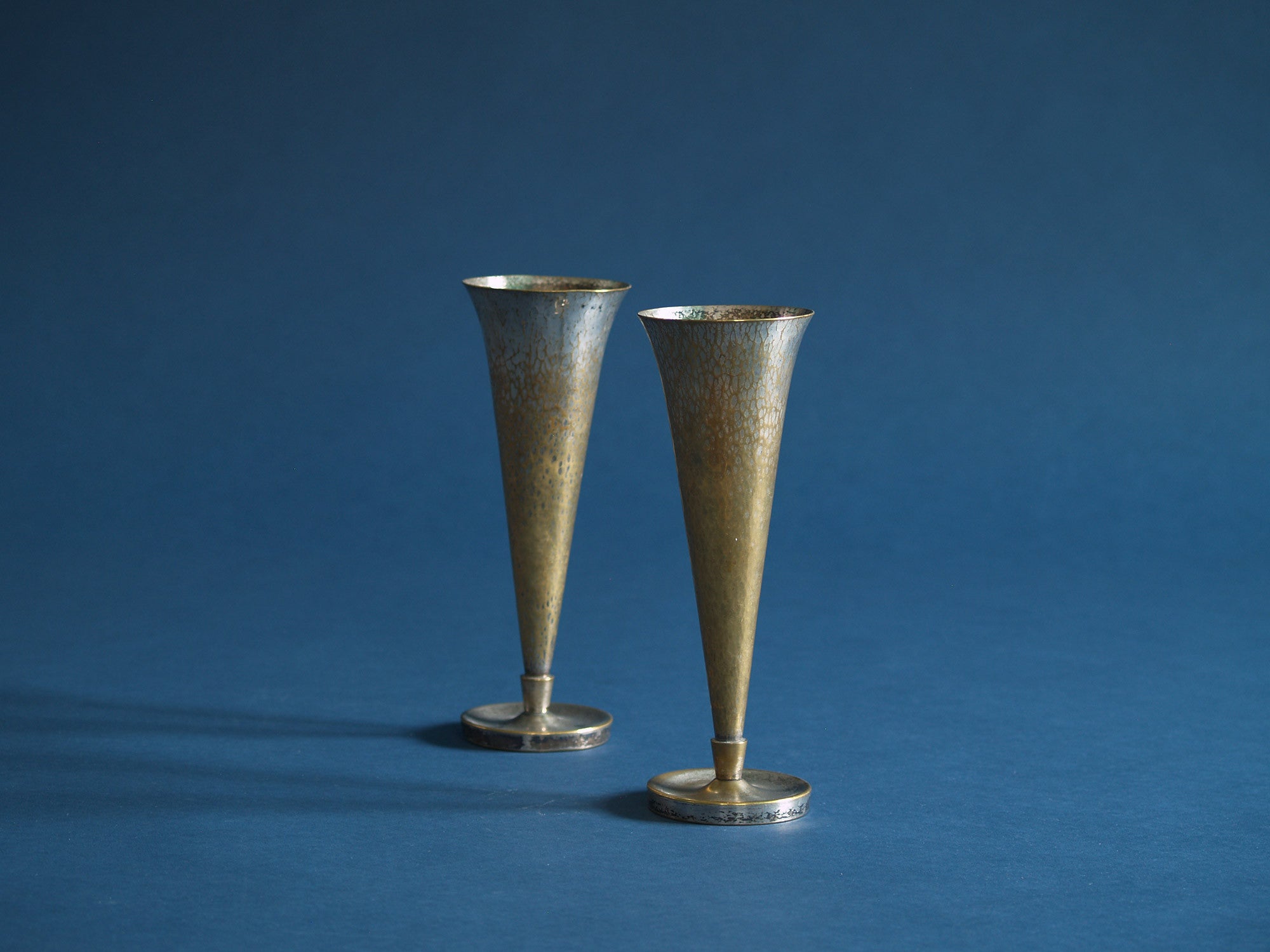 Paire de vases Richard Riemerschmid & WMF, Allemagne (vers 1930)..Pair of vases by Richard Riemerschmid & WMF, Germany (circa 1930)