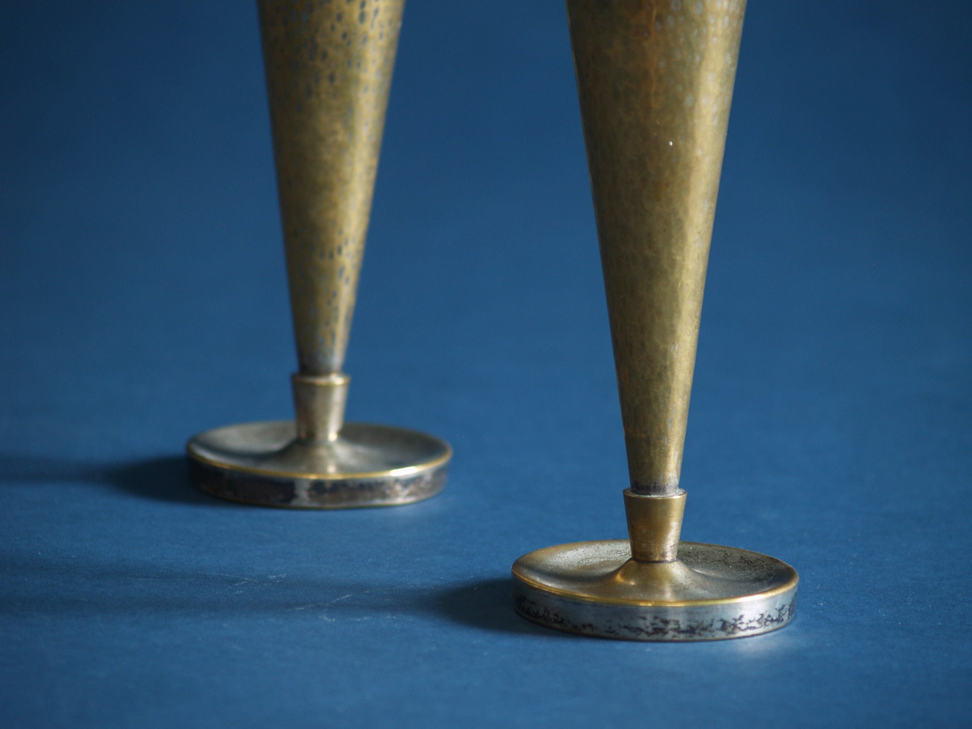 Paire de vases Richard Riemerschmid & WMF, Allemagne (vers 1930)..Pair of vases by Richard Riemerschmid & WMF, Germany (circa 1930)