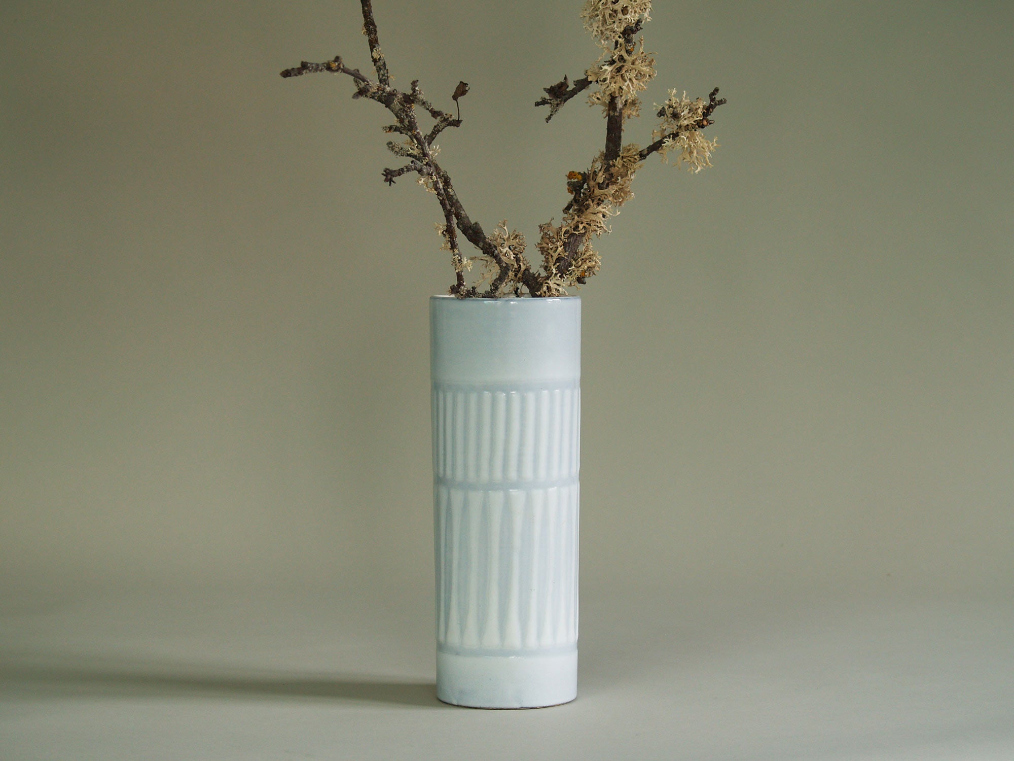 Vase rouleau de Roger Capron, France (vers 1955)..Cylindric vase by Roger Capron, France (circa 1955)