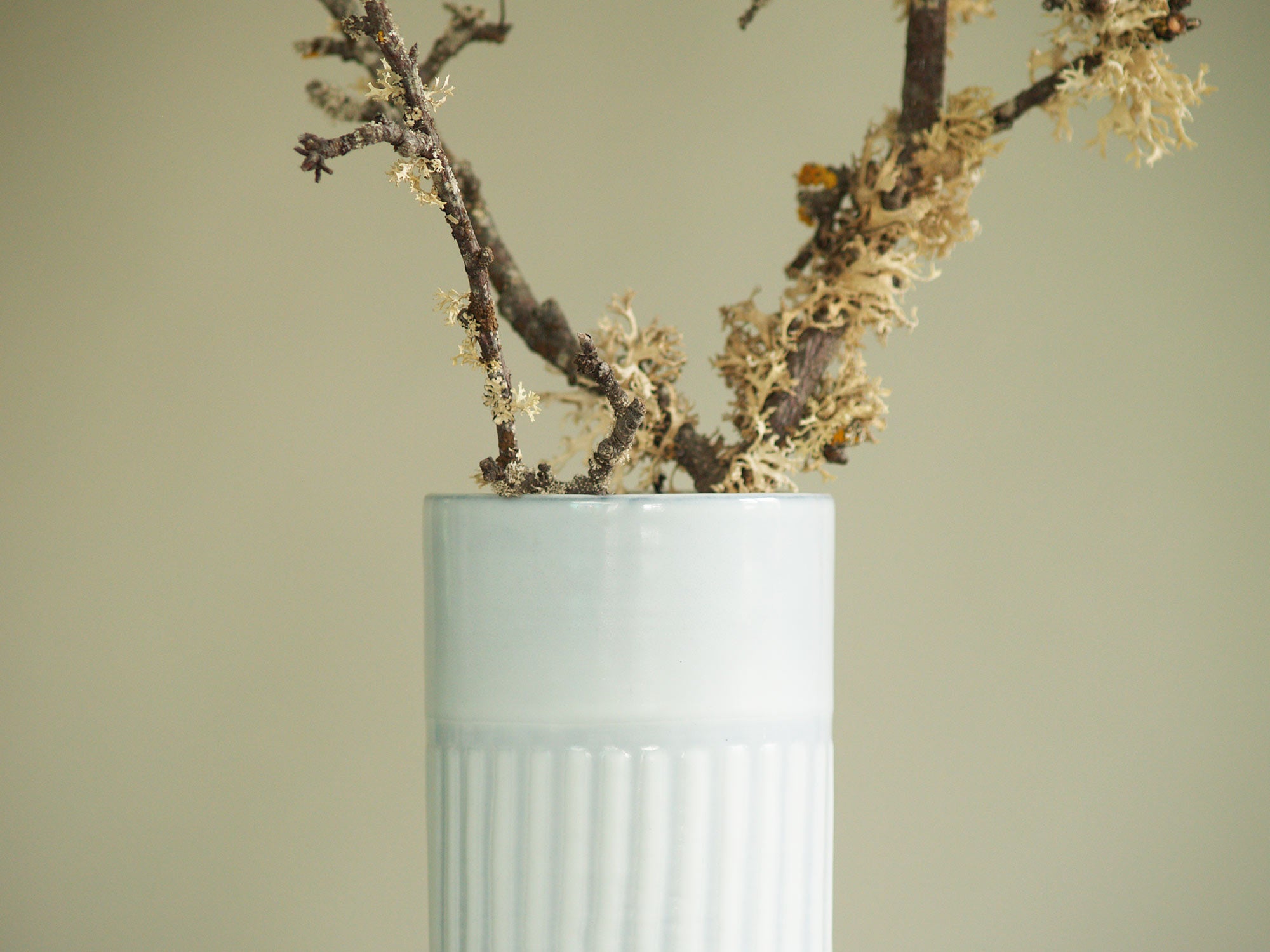 Vase rouleau de Roger Capron, France (vers 1955)..Cylindric vase by Roger Capron, France (circa 1955)