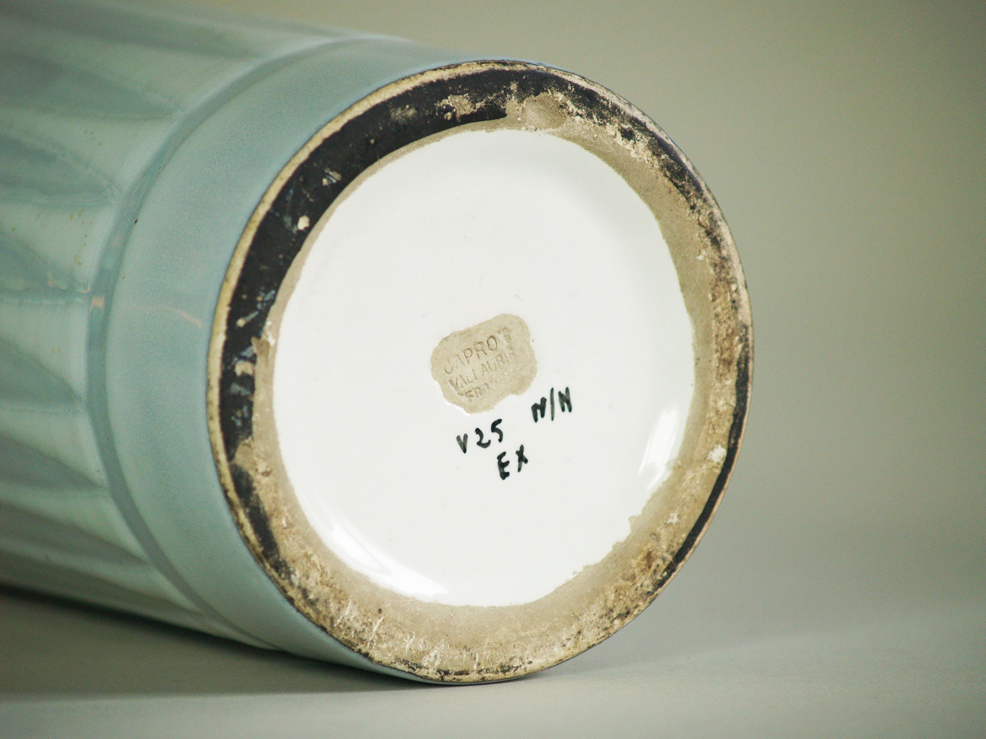 Vase rouleau de Roger Capron, France (vers 1955)..Cylindric vase by Roger Capron, France (circa 1955)