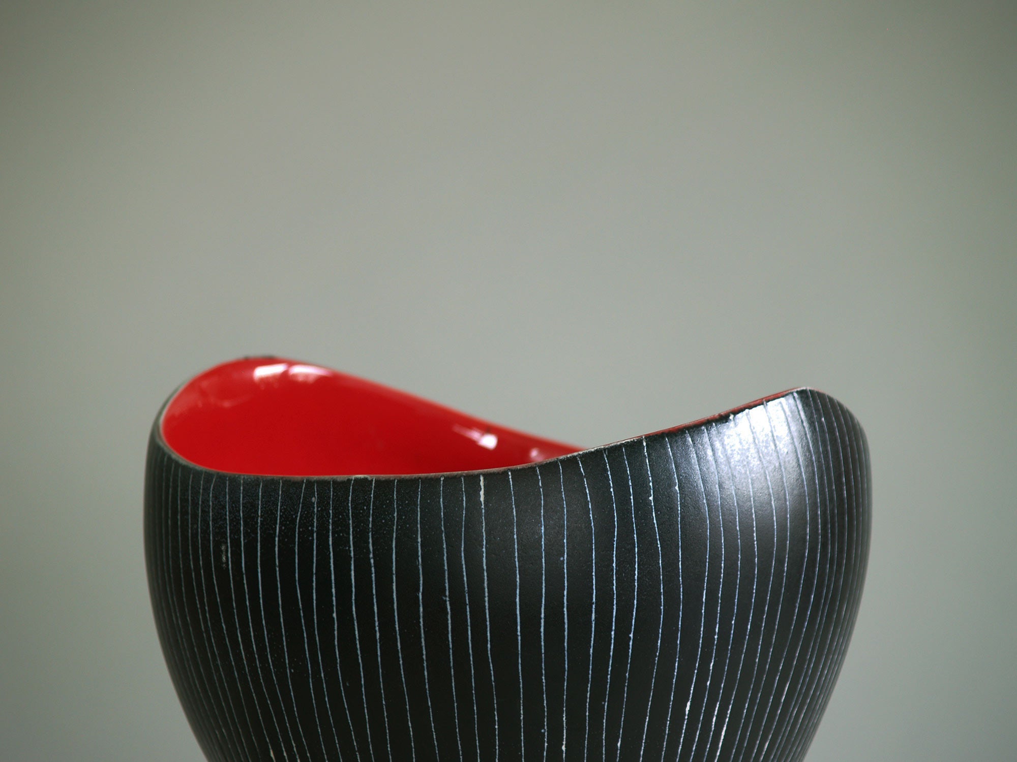 Vase corolle de Jean de Lespinasse, France (vers 1958)..Free form Vase by Jean de Lespinasse, France (circa 1958)