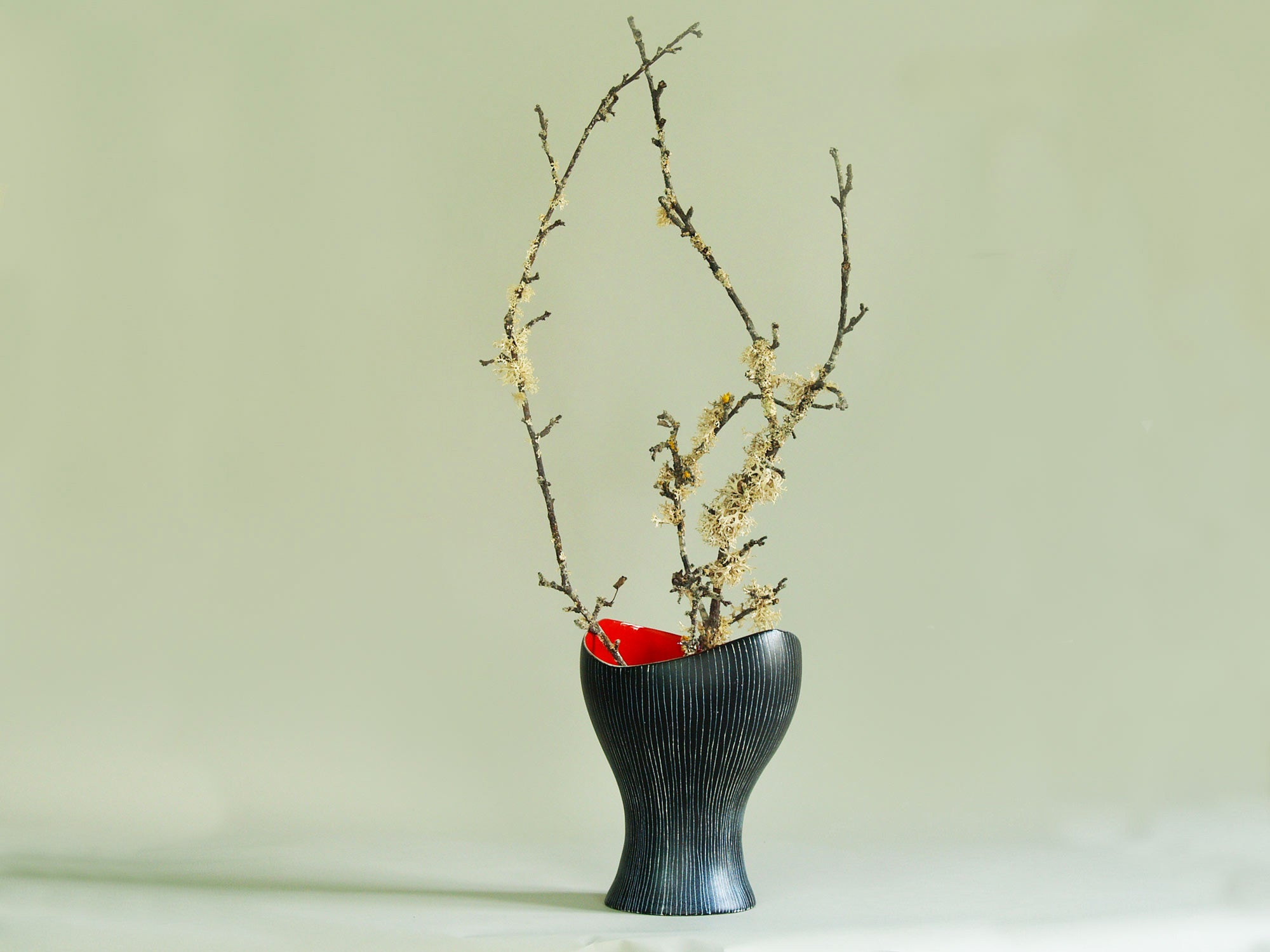 Vase corolle de Jean de Lespinasse, France (vers 1958)..Free form Vase by Jean de Lespinasse, France (circa 1958)