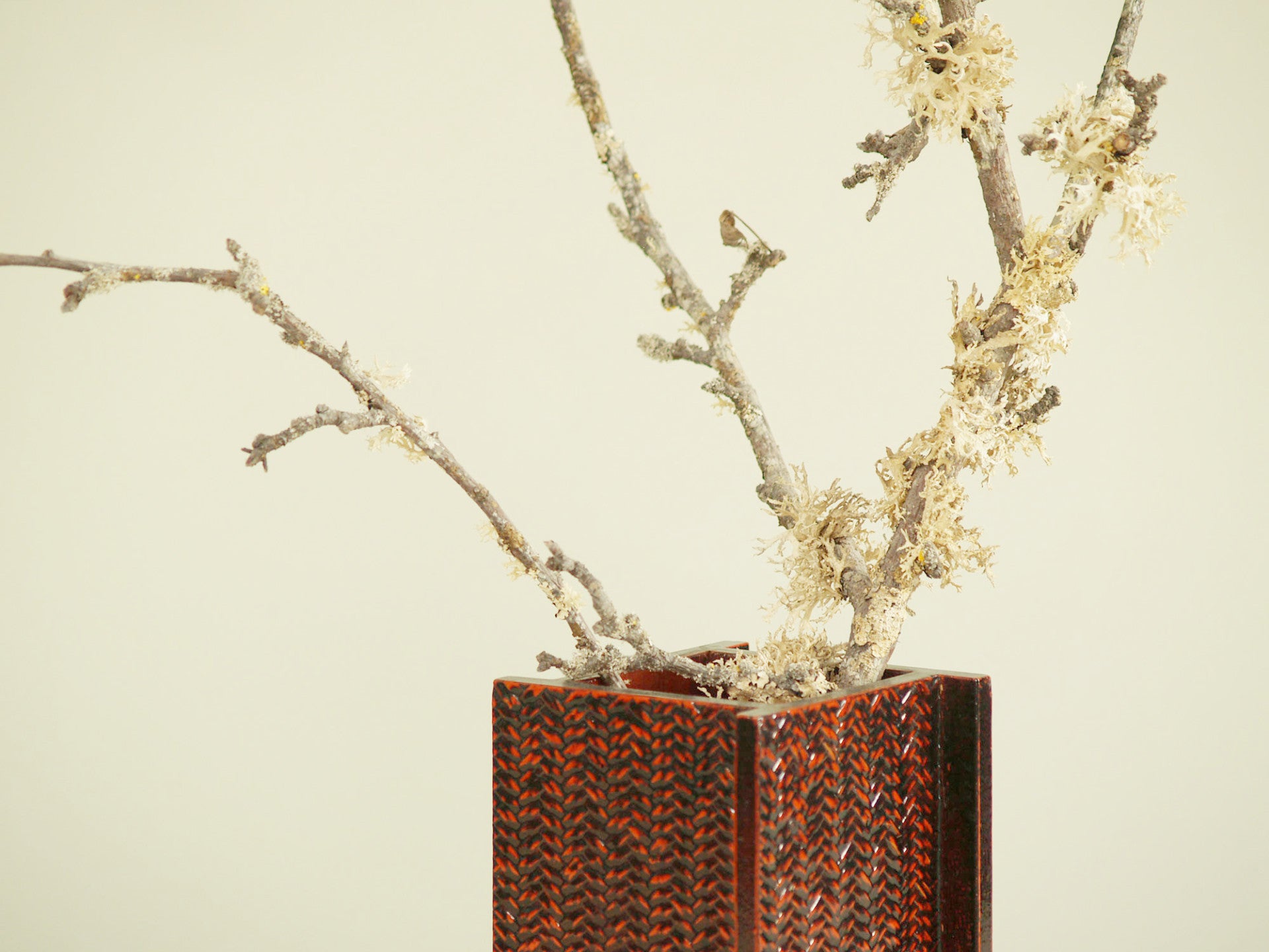 Vase géométrique Mingei en cannage laqué, Japon (vers 1930)..Mingei Negoro style caned lacquered vase Japan (circa 1930)