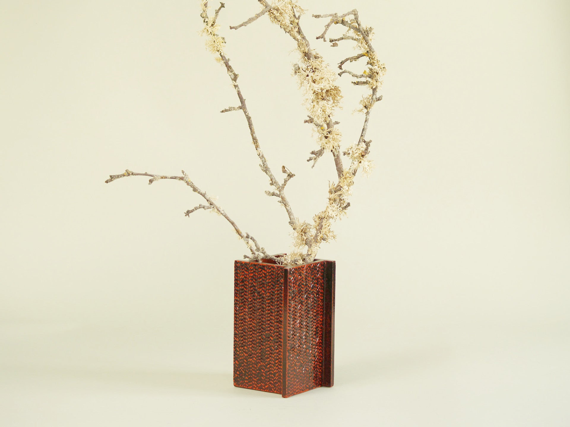 Vase géométrique Mingei en cannage laqué, Japon (vers 1930)..Mingei Negoro style caned lacquered vase Japan (circa 1930)