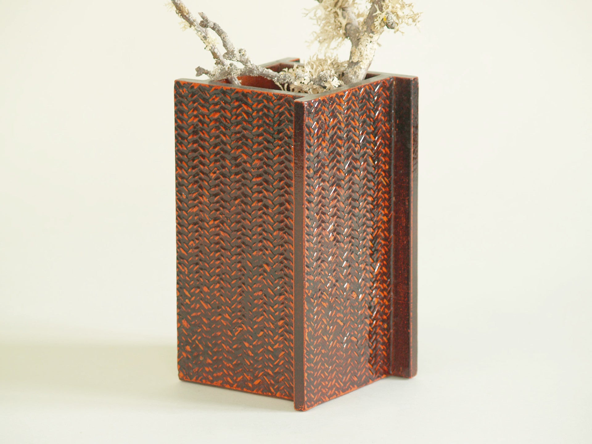 Vase géométrique Mingei en cannage laqué, Japon (vers 1930)..Mingei Negoro style caned lacquered vase Japan (circa 1930)