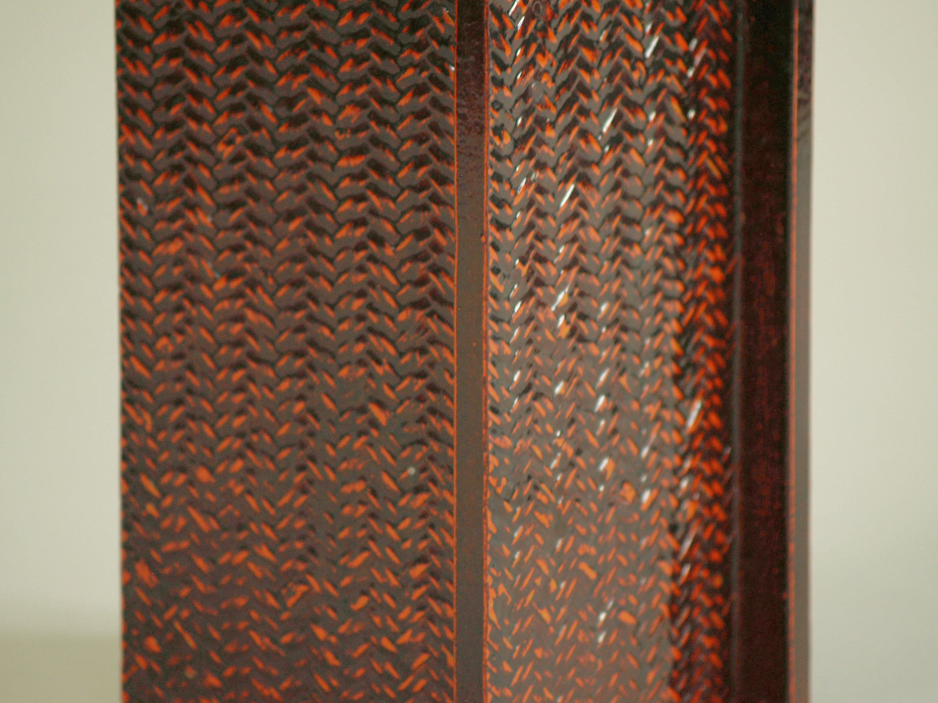 Vase géométrique Mingei en cannage laqué, Japon (vers 1930)..Mingei Negoro style caned lacquered vase Japan (circa 1930)