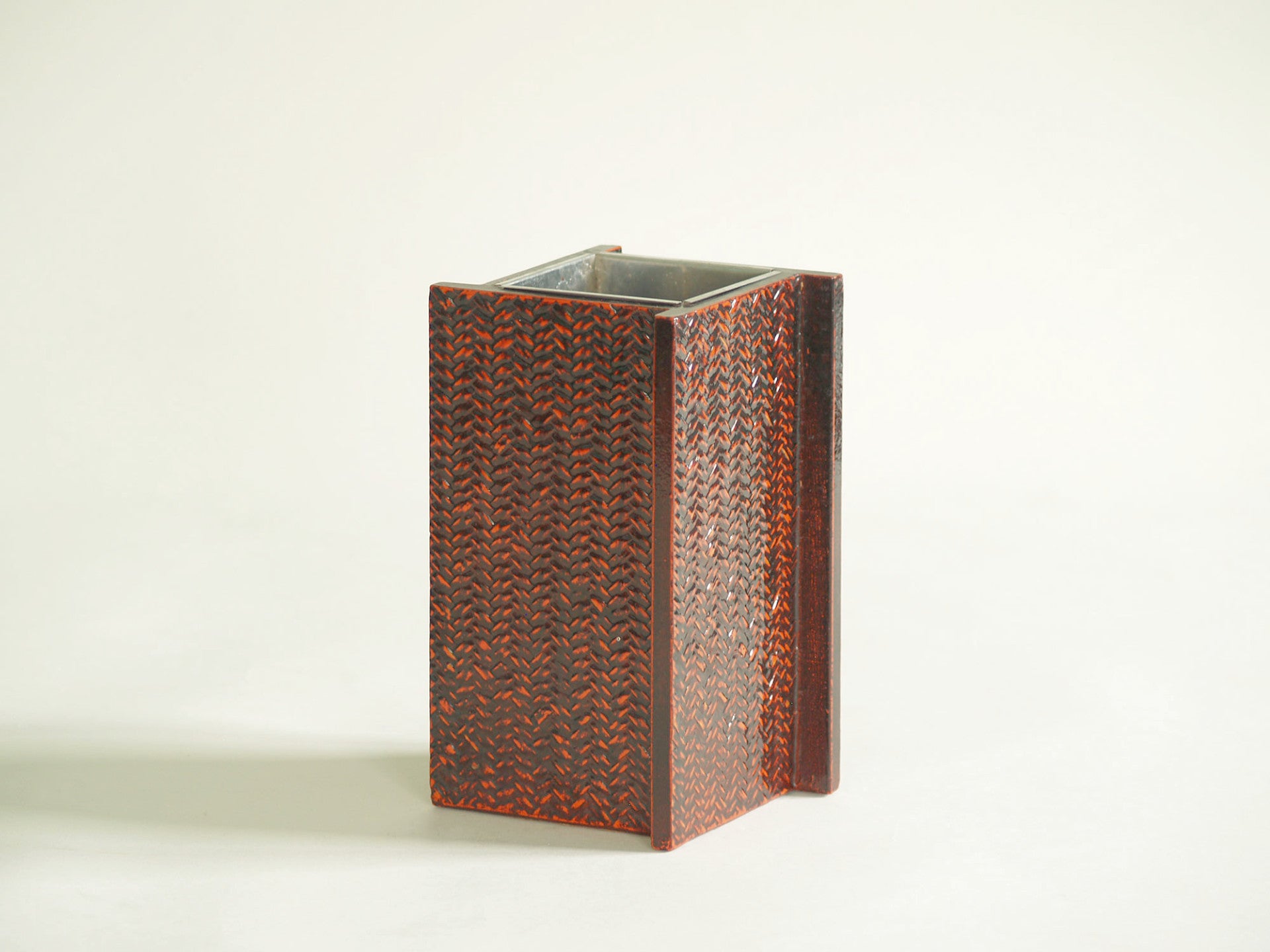 Vase géométrique Mingei en cannage laqué, Japon (vers 1930)..Mingei Negoro style caned lacquered vase Japan (circa 1930)