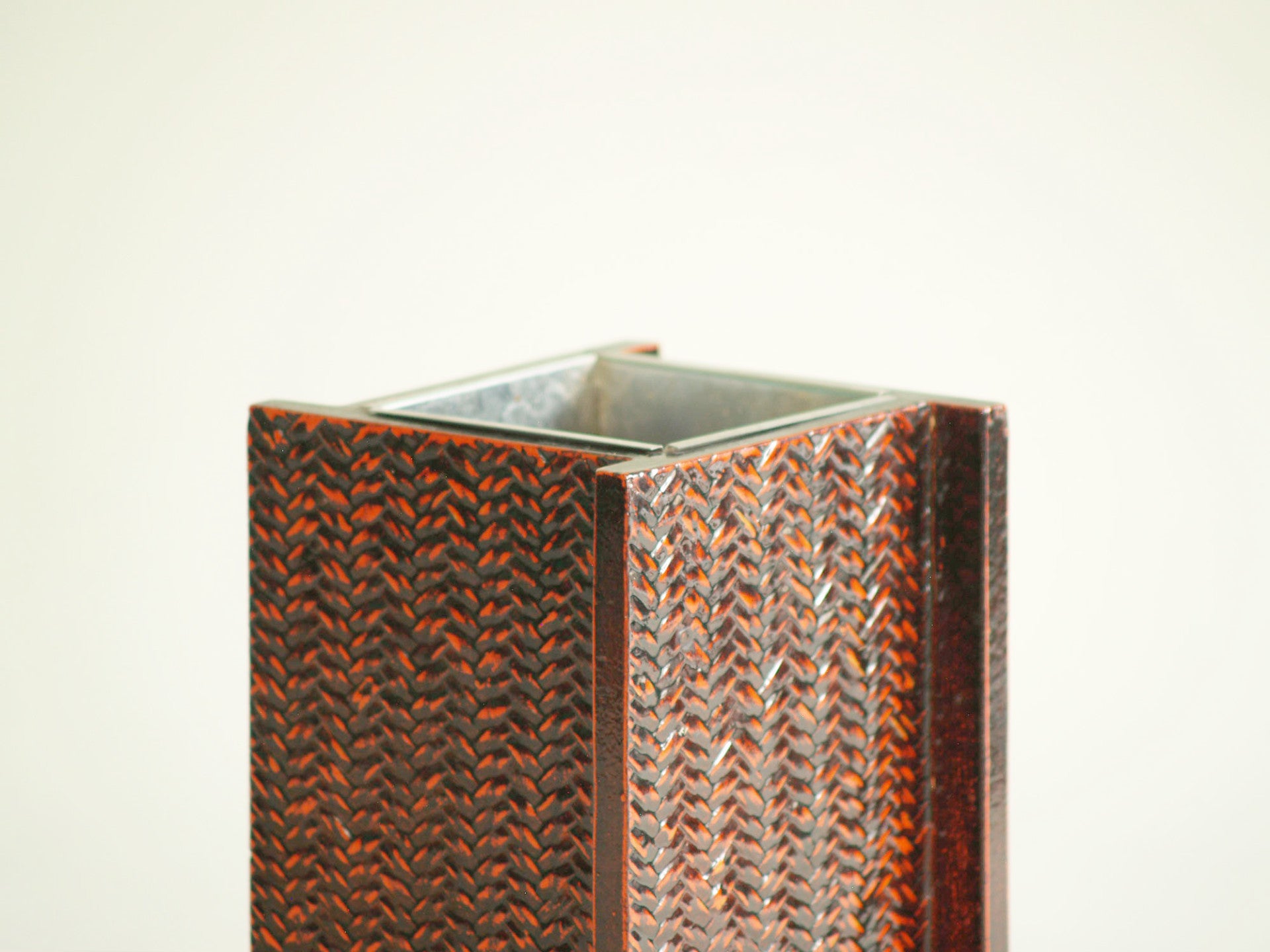 Vase géométrique Mingei en cannage laqué, Japon (vers 1930)..Mingei Negoro style caned lacquered vase Japan (circa 1930)