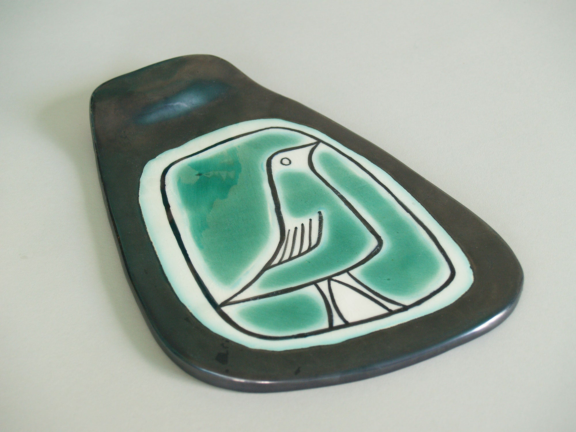 Plaque biomorphique à décor d’oiseau d'Yvette Manoy, Belgique (vers 1958)..Zoomorphic tray sculpture by Yvette Manoy, Belgium (circa 1958)