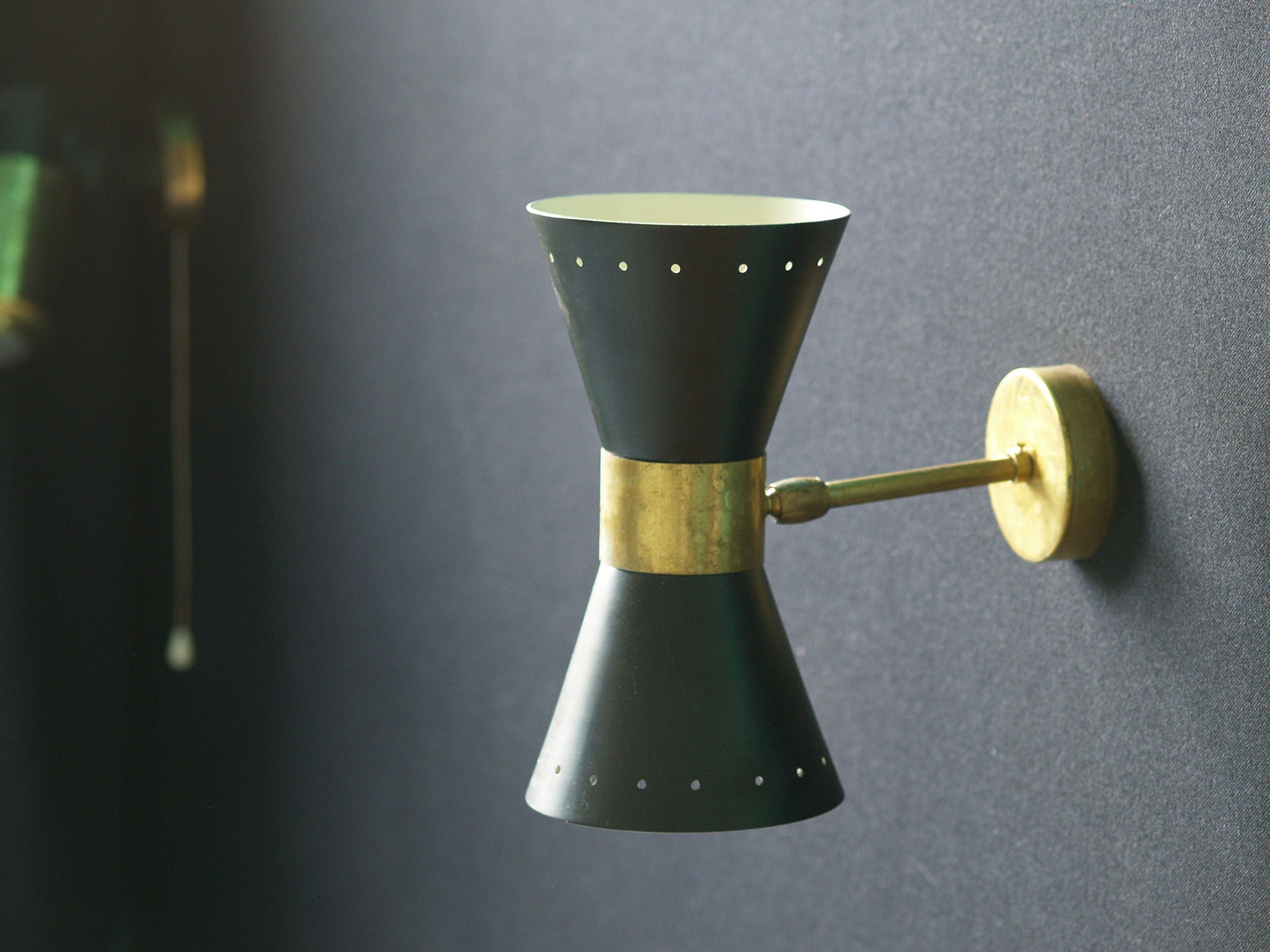 Applique moderniste modernariato, Italie (style 1950) / (5 unités disponibles)..Modernist modernariato wall light, Italy (1950 style) / (5 units available)