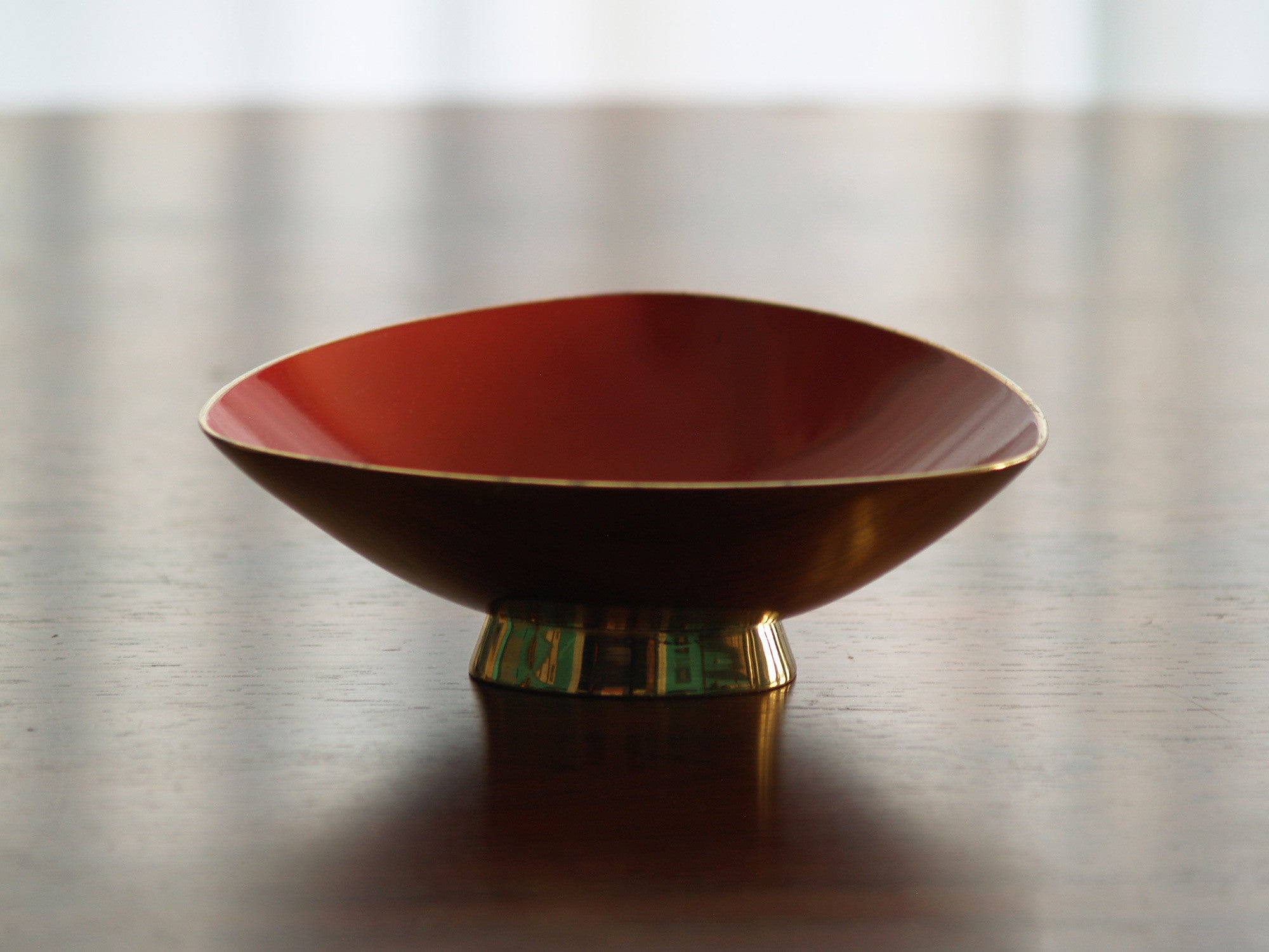 Coupe rouge de Gunnar Ander & Ystad Metall, Suède (années 1950)..Bowl by Gunnar Ander & Ystad Metall, Sweden (circa 1950)