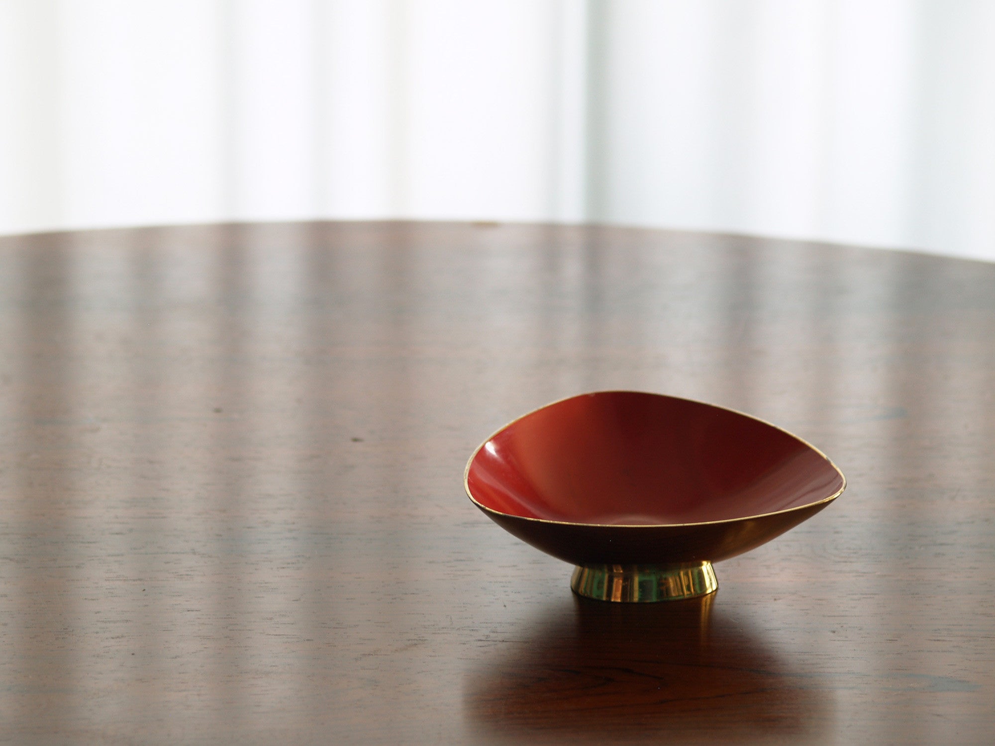 Coupe rouge de Gunnar Ander & Ystad Metall, Suède (années 1950)..Bowl by Gunnar Ander & Ystad Metall, Sweden (circa 1950)
