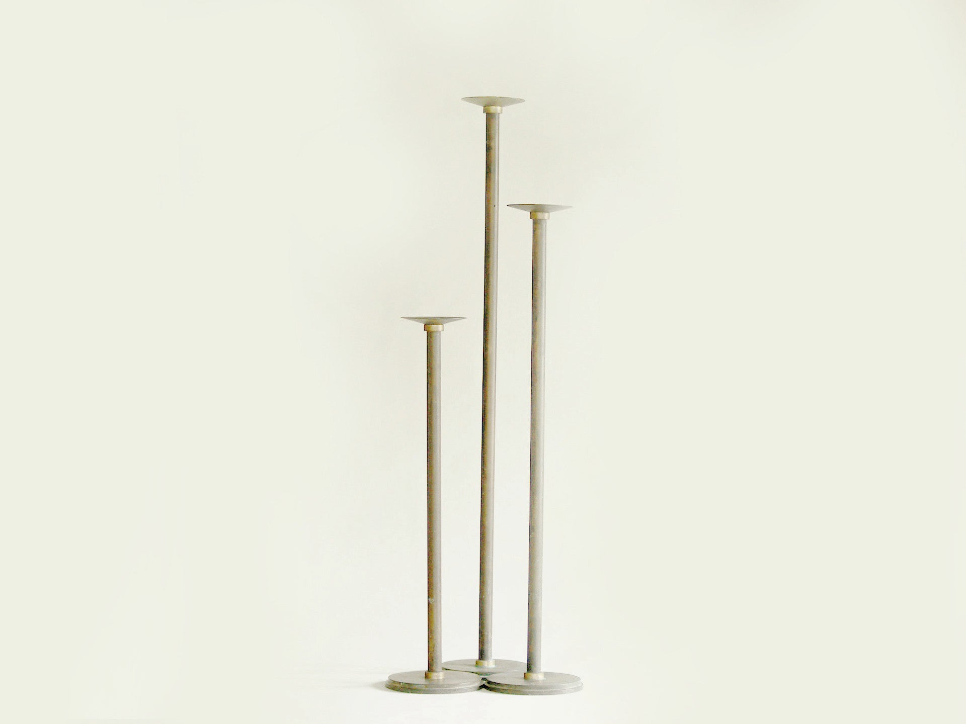 Suite de flambeaux néoclassiques monumentaux, Scandinavie (vers 1920)..Set of monumental neoclassical candle holders, Scandinavia (ca. 1920)