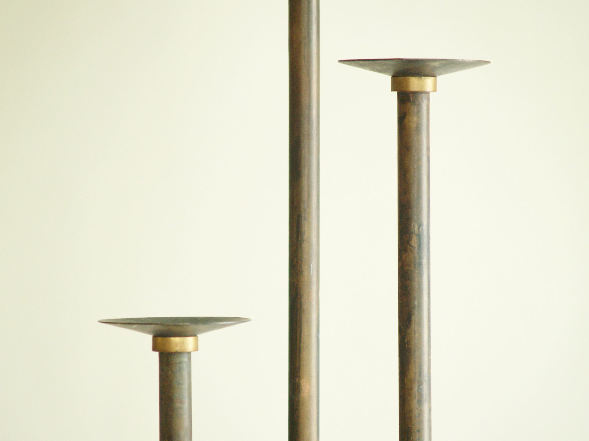 Suite de flambeaux néoclassiques monumentaux, Scandinavie (vers 1920)..Set of monumental neoclassical candle holders, Scandinavia (ca. 1920)