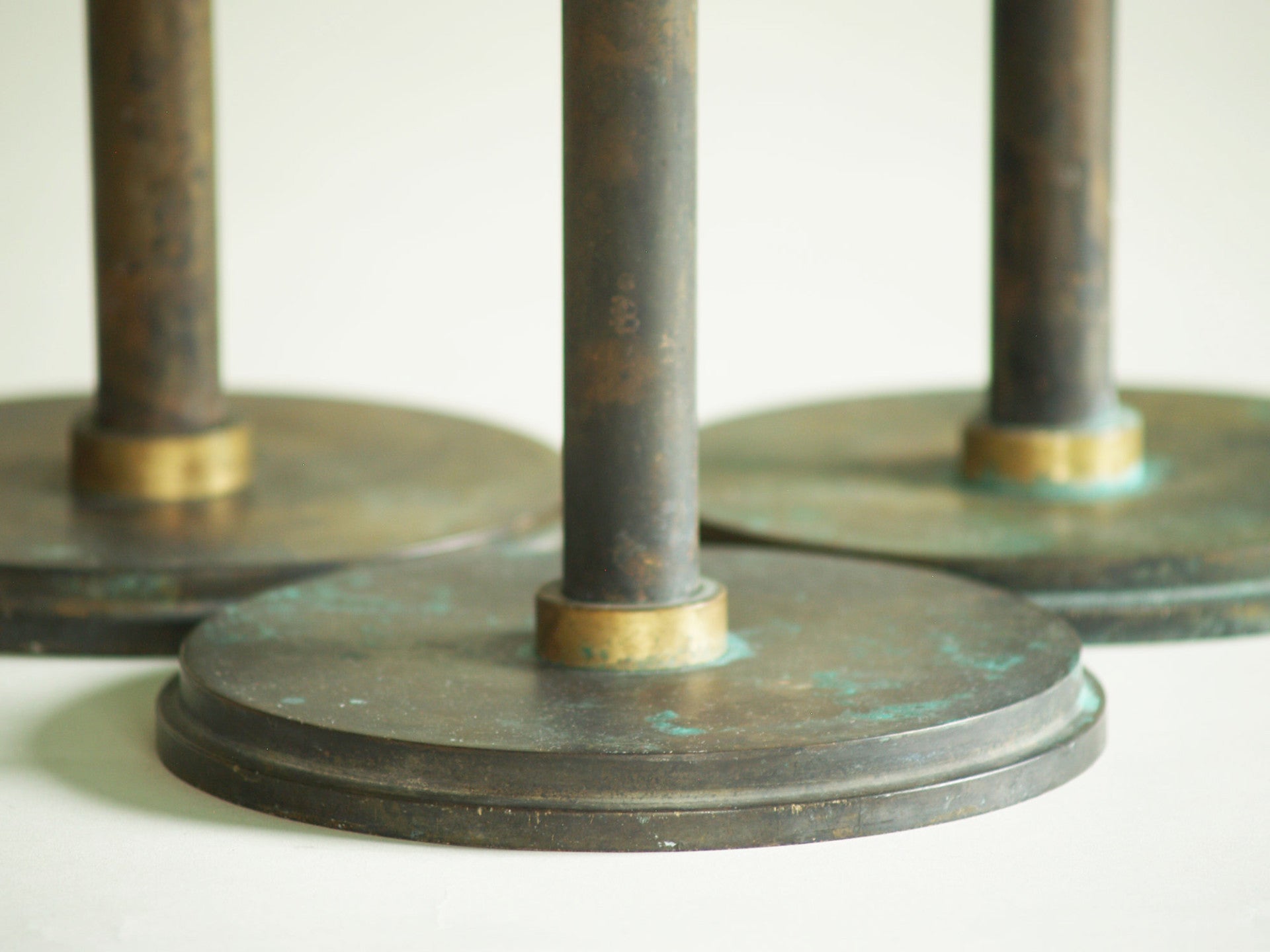 Suite de flambeaux néoclassiques monumentaux, Scandinavie (vers 1920)..Set of monumental neoclassical candle holders, Scandinavia (ca. 1920)