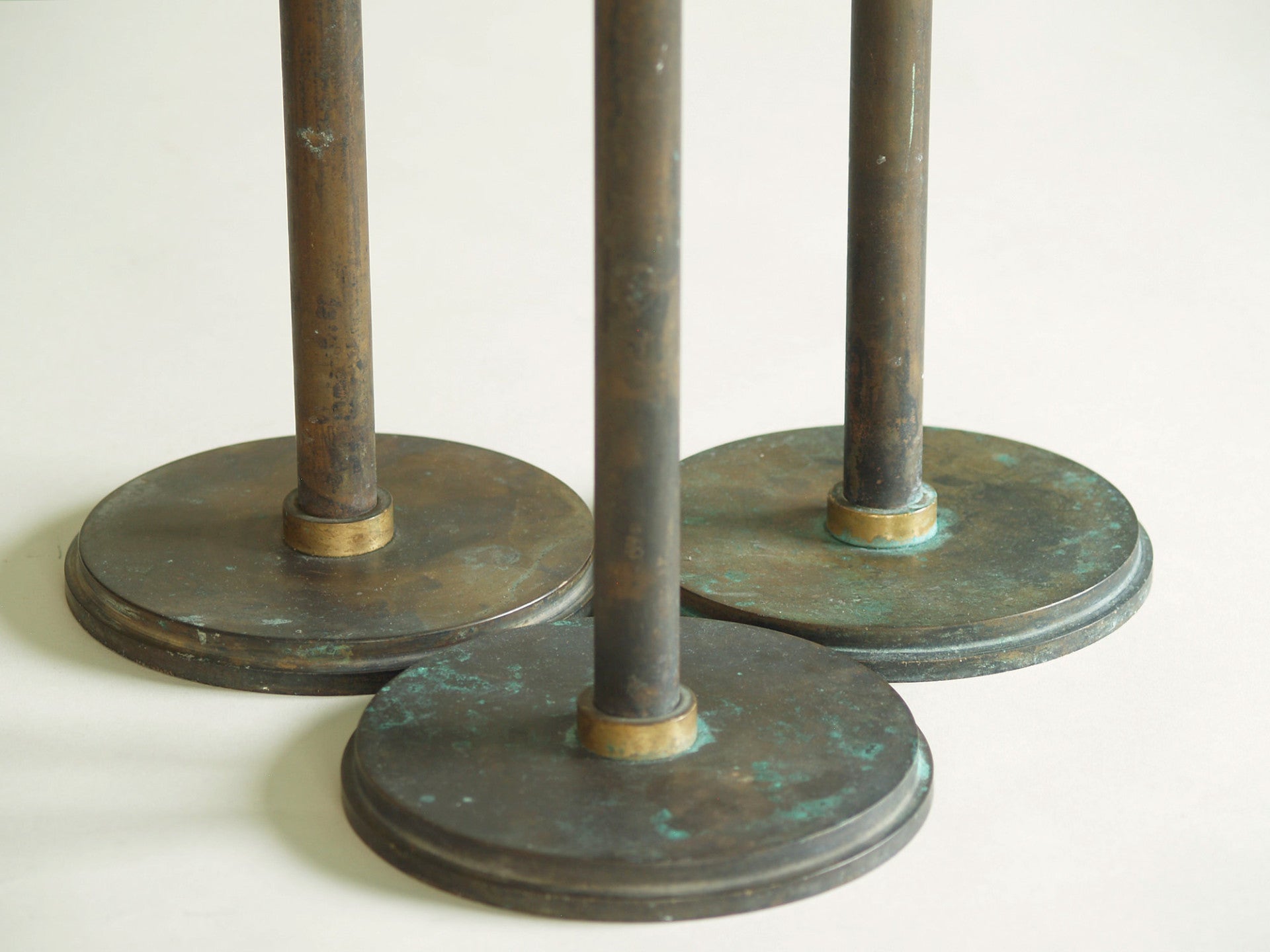 Suite de flambeaux néoclassiques monumentaux, Scandinavie (vers 1920)..Set of monumental neoclassical candle holders, Scandinavia (ca. 1920)
