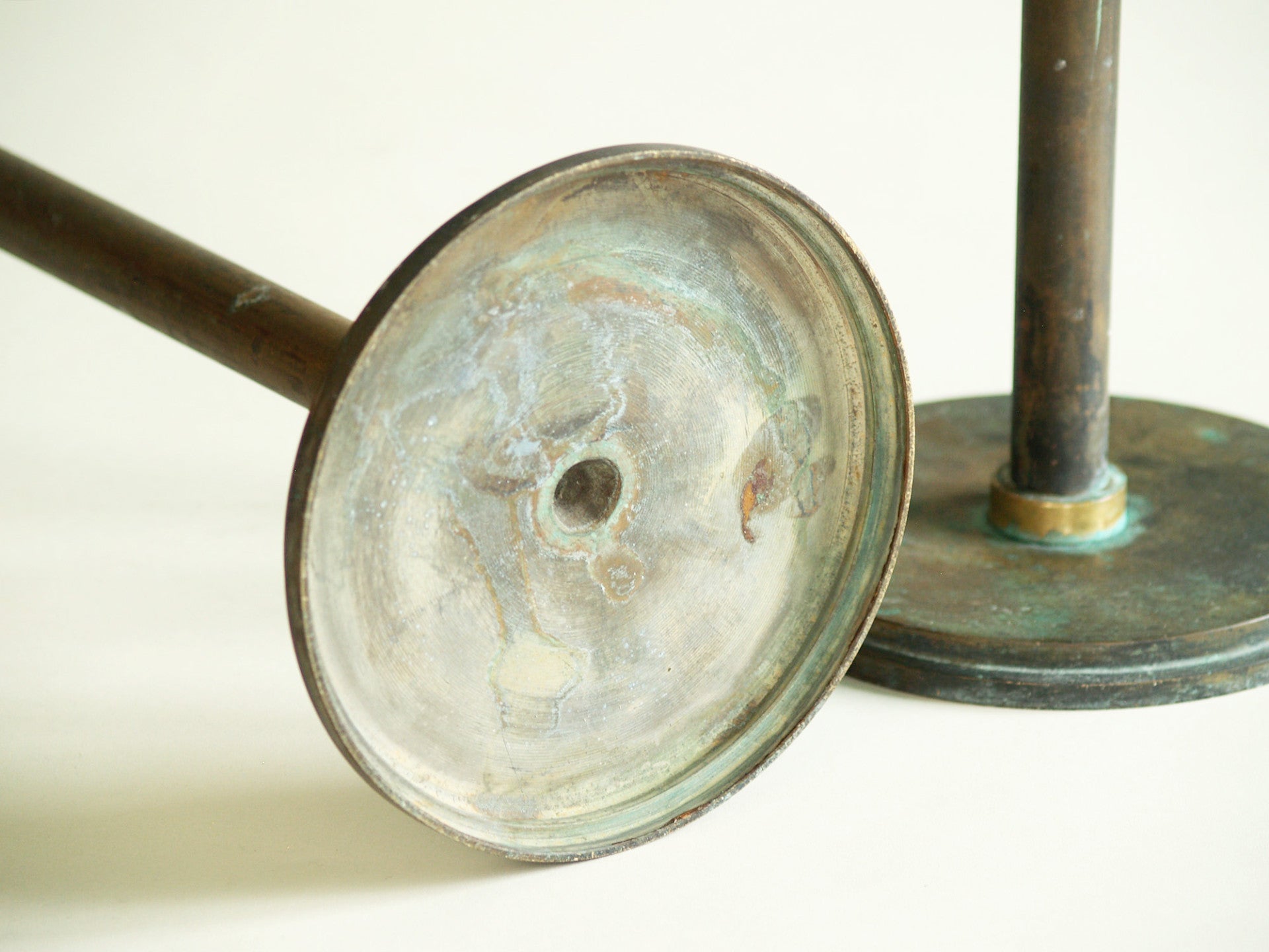 Suite de flambeaux néoclassiques monumentaux, Scandinavie (vers 1920)..Set of monumental neoclassical candle holders, Scandinavia (ca. 1920)