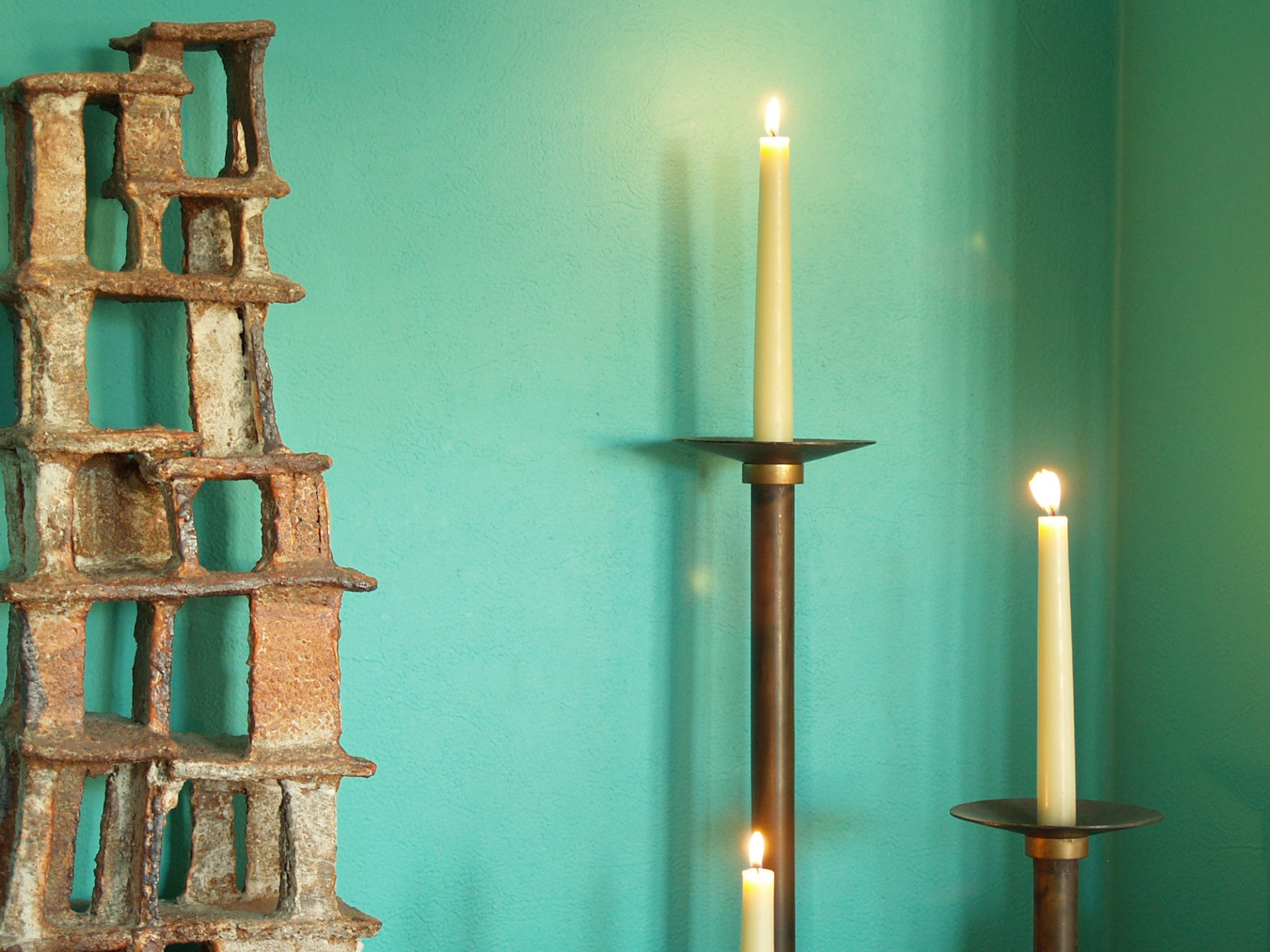 Suite de flambeaux néoclassiques monumentaux, Scandinavie (vers 1920)..Set of monumental neoclassical candle holders, Scandinavia (ca. 1920)