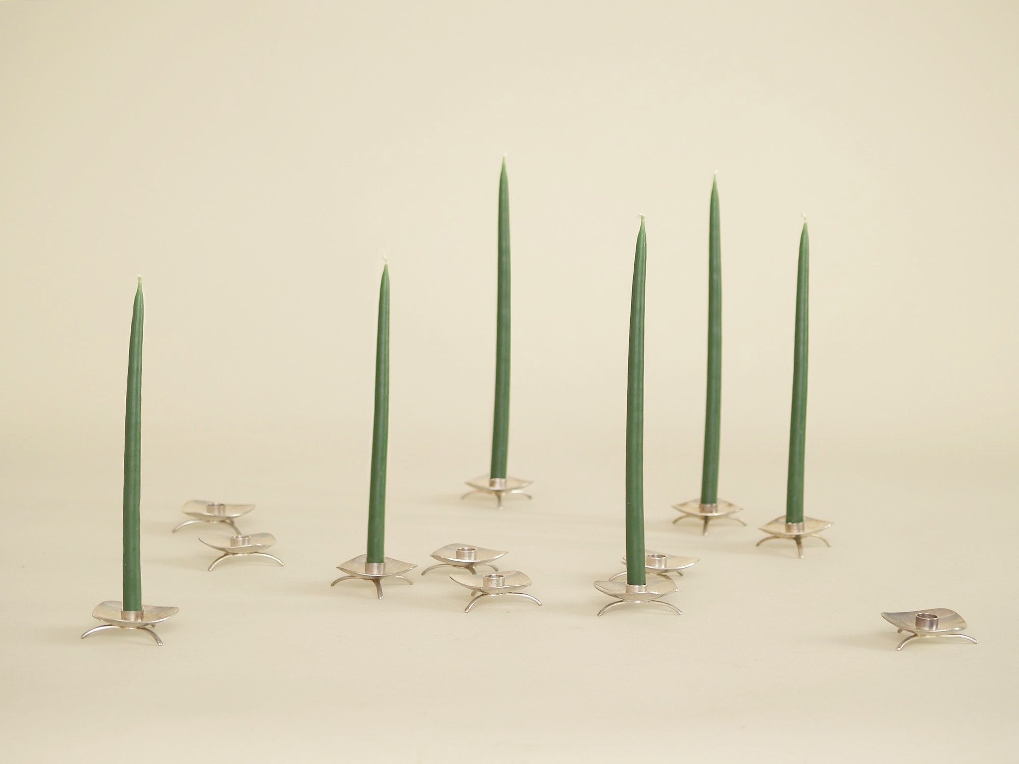 Ensemble de 12 bougeoirs attribués à Hans Bunde pour Cohr Atla, Danemark (vers 1959)..Rare set of 12 Cohr Atla candle holders attributed to Hans Bunde, Denmark (circa 1959)