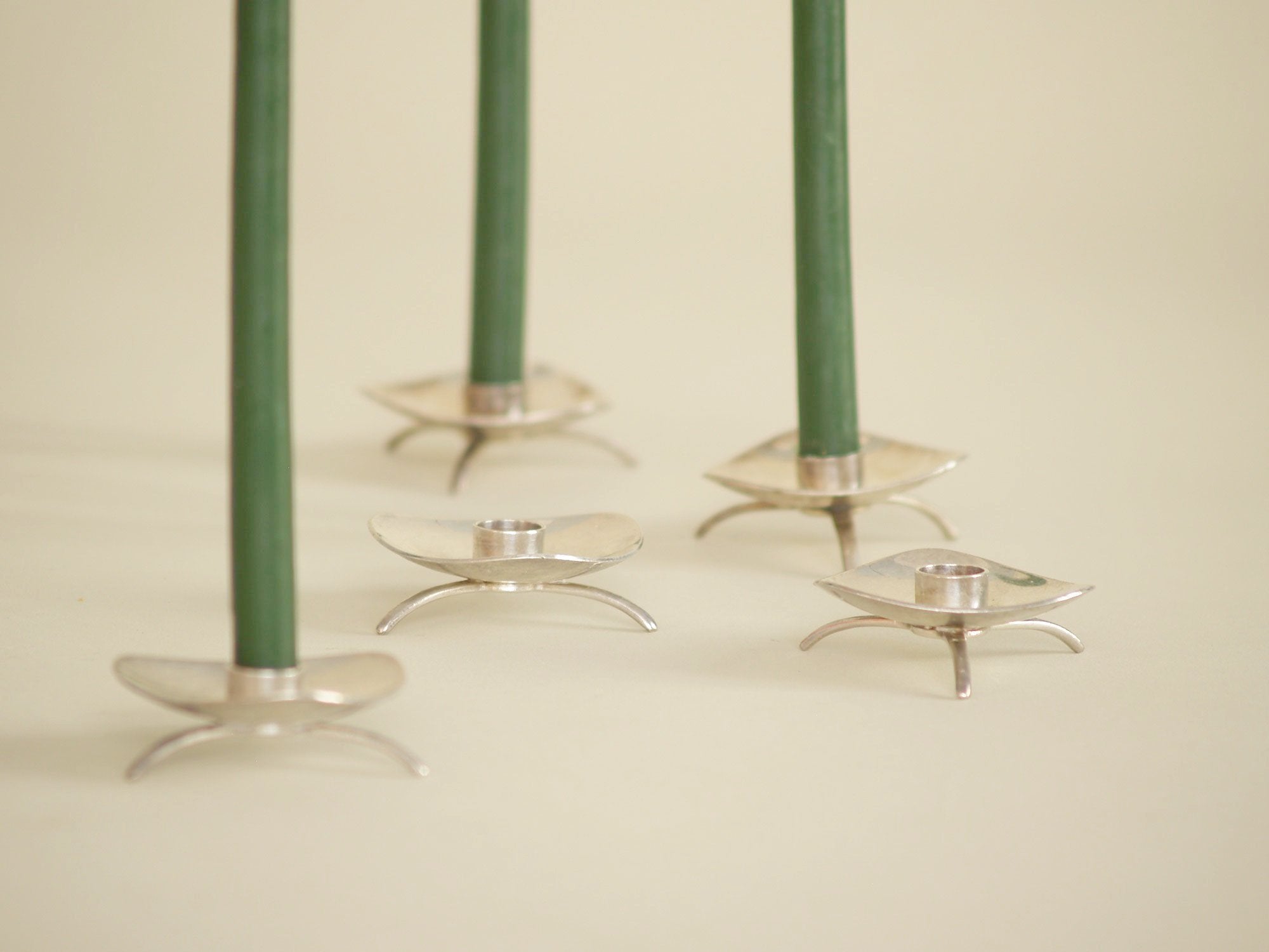 Ensemble de 12 bougeoirs attribués à Hans Bunde pour Cohr Atla, Danemark (vers 1959)..Rare set of 12 Cohr Atla candle holders attributed to Hans Bunde, Denmark (circa 1959)