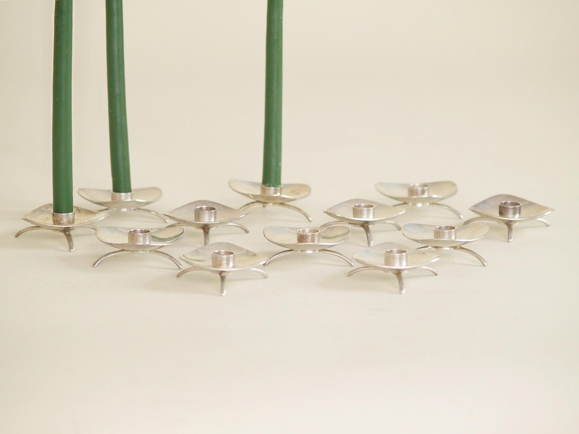Ensemble de 12 bougeoirs attribués à Hans Bunde pour Cohr Atla, Danemark (vers 1959)..Rare set of 12 Cohr Atla candle holders attributed to Hans Bunde, Denmark (circa 1959)