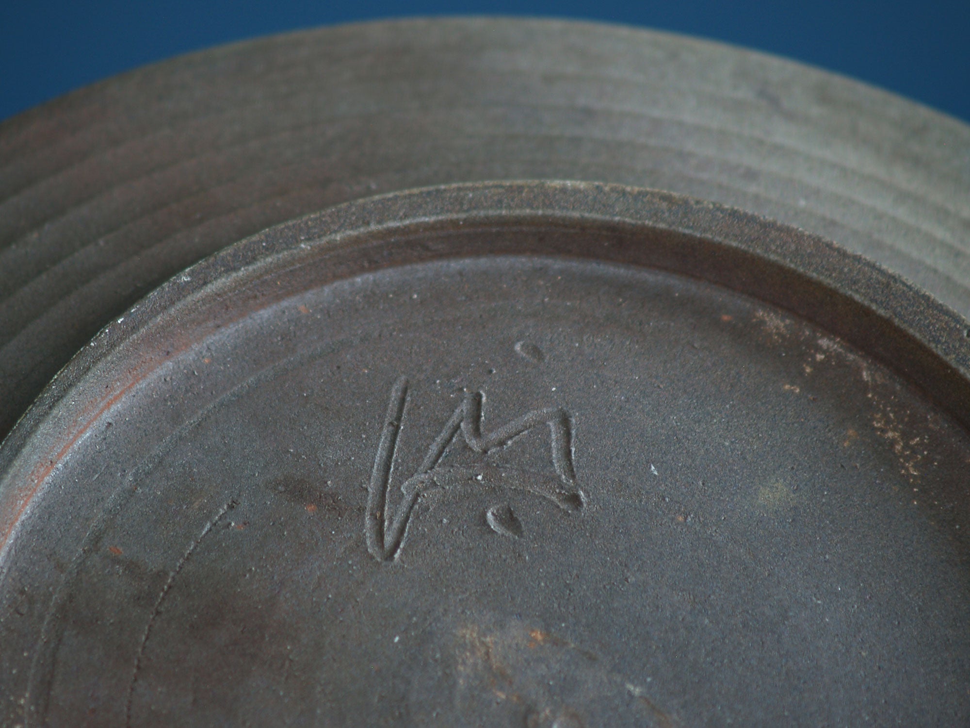 Plat japonisant d’Éric Astoul, France (vers 1997) - Collection Lambiotte..Japanese style freeform dish by Éric Astoul, France (circa 1997) - Collection Lambiotte