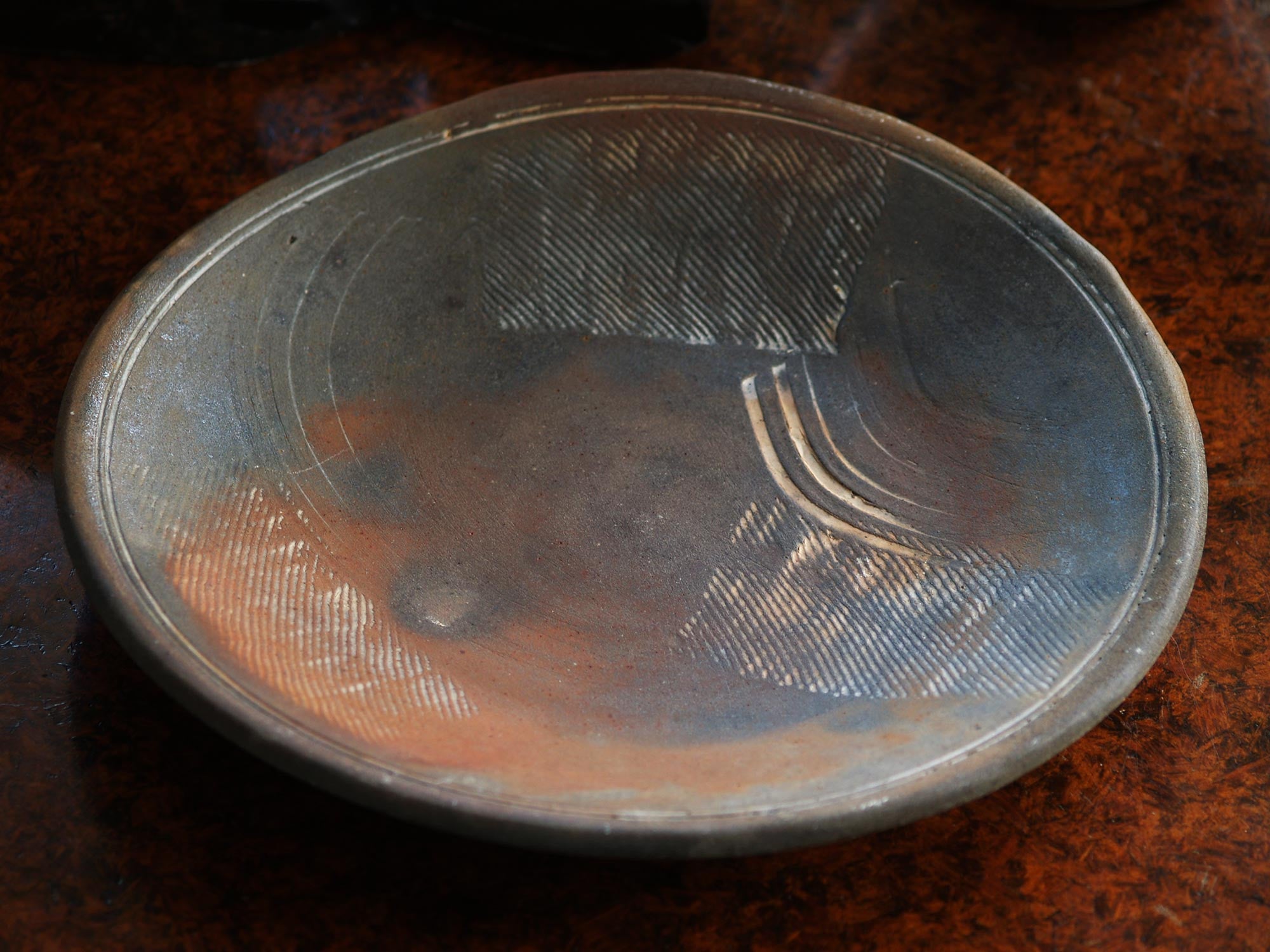 Plat japonisant d’Éric Astoul, France (vers 1997) - Collection Lambiotte..Japanese style freeform dish by Éric Astoul, France (circa 1997) - Collection Lambiotte