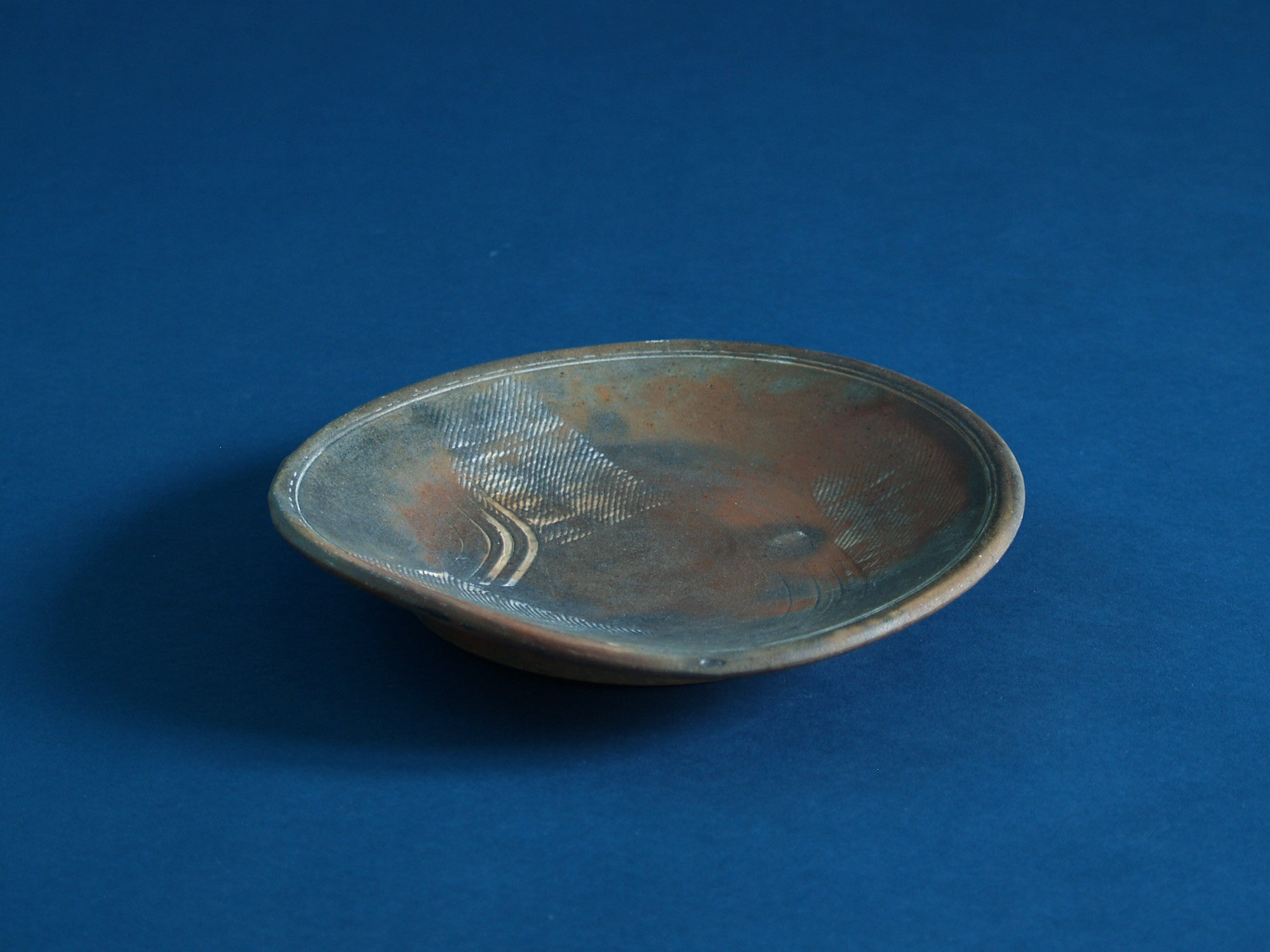 Plat japonisant d’Éric Astoul, France (vers 1997) - Collection Lambiotte..Japanese style freeform dish by Éric Astoul, France (circa 1997) - Collection Lambiotte