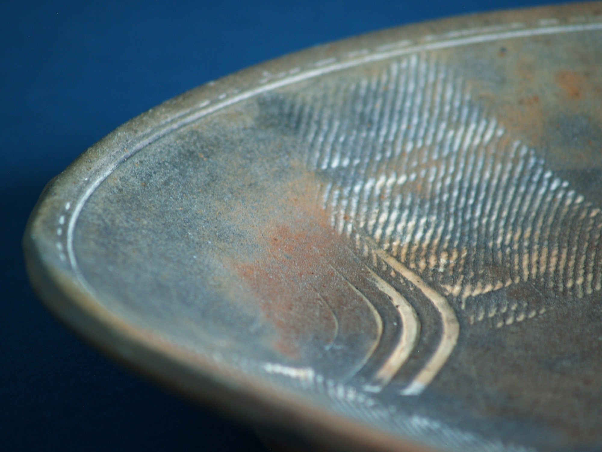 Plat japonisant d’Éric Astoul, France (vers 1997) - Collection Lambiotte..Japanese style freeform dish by Éric Astoul, France (circa 1997) - Collection Lambiotte