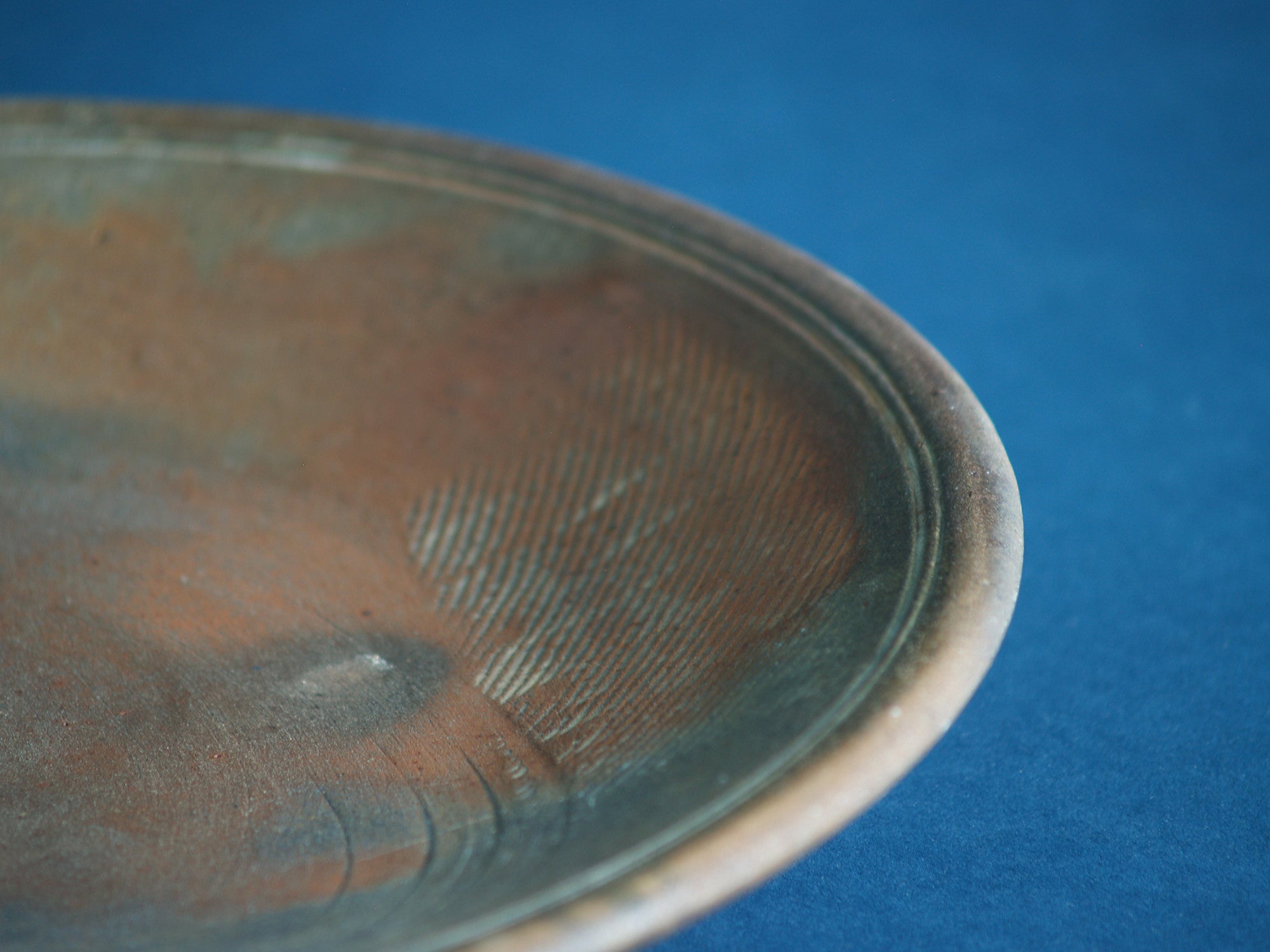 Plat japonisant d’Éric Astoul, France (vers 1997) - Collection Lambiotte..Japanese style freeform dish by Éric Astoul, France (circa 1997) - Collection Lambiotte