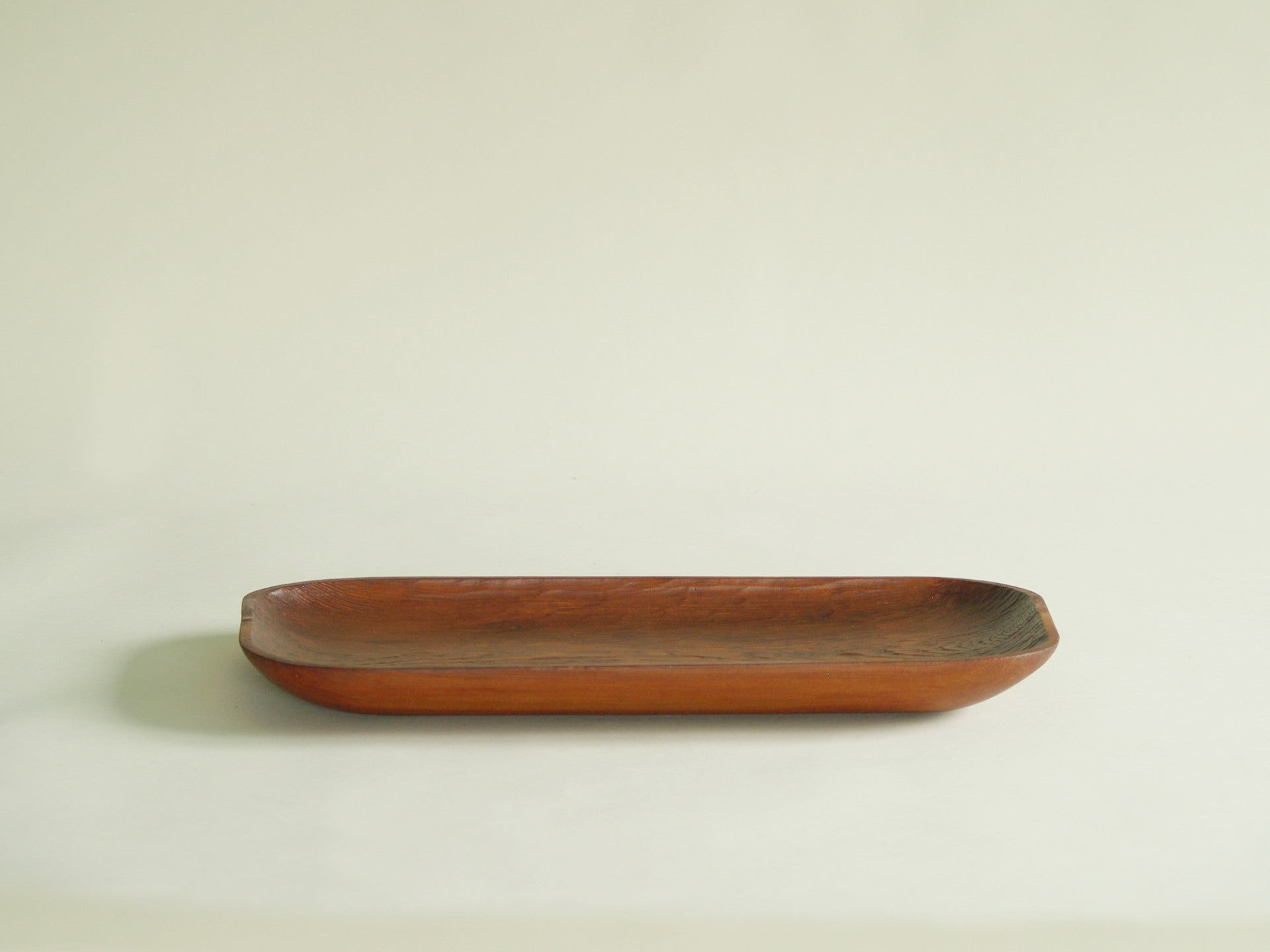 Coupe / Plateau monoxyle, France (vers 1955)..Rectangular carved tray, France (circa 1955)